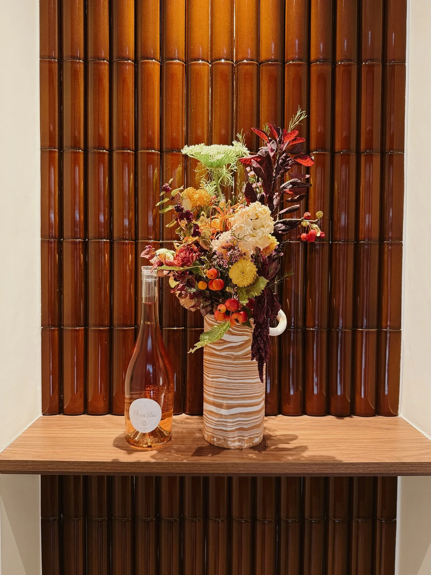 With its delicate curves and slender neck, our bottle embodies femininity and refinement.

Each detail captures the softness and subtlety of a precious moment.

Its glass stopper, a jewel in itself, seals a moment of pure, luminous pleasure, meant to