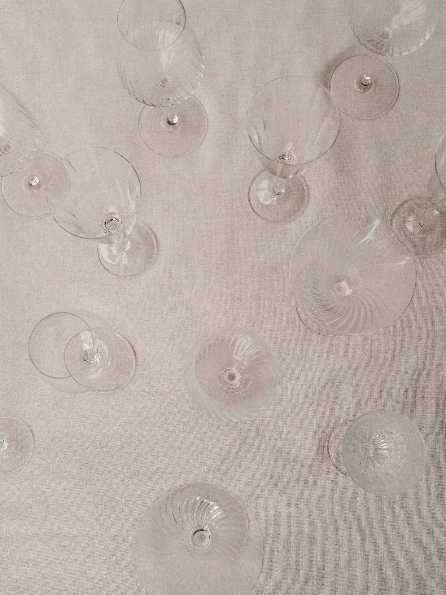 Glasses patiently waiting to be filled with the new Oh my Baie&hellip; any guesses? ✨

~

Les verres sont align&eacute;s, pr&ecirc;ts &agrave; accueillir le nouveau Oh my Baie&hellip; une petite id&eacute;e de ce qui arrive ? 

#ohmybaie