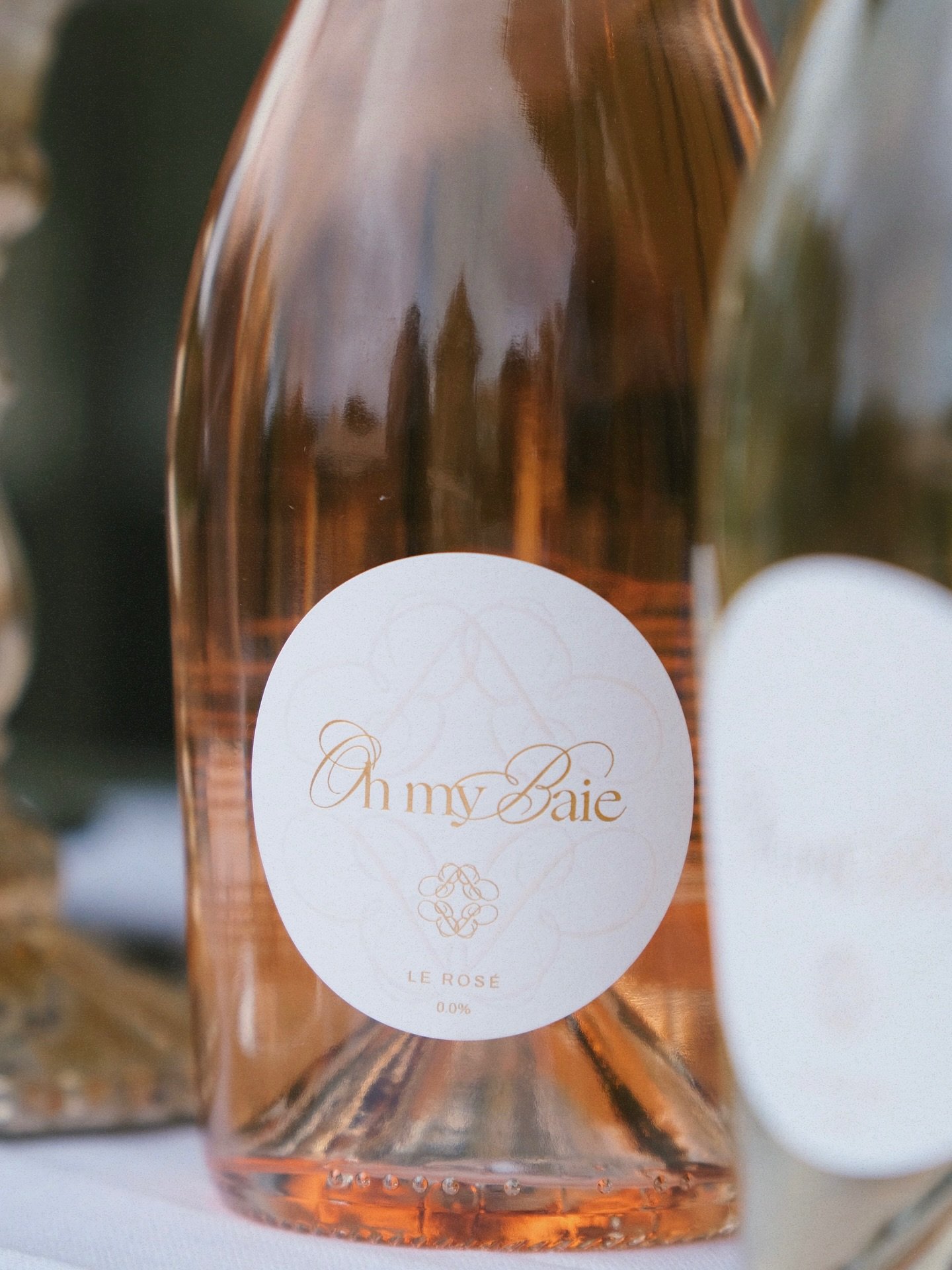 Drink differently. Live fully. 
A refined, balanced, and radiant experience will soon enrich the Oh my Baie collection ✨

~ 

Boire autrement, c&rsquo;est aussi vivre pleinement.
Une exp&eacute;rience &eacute;l&eacute;gante, &eacute;quilibr&eacute;e 