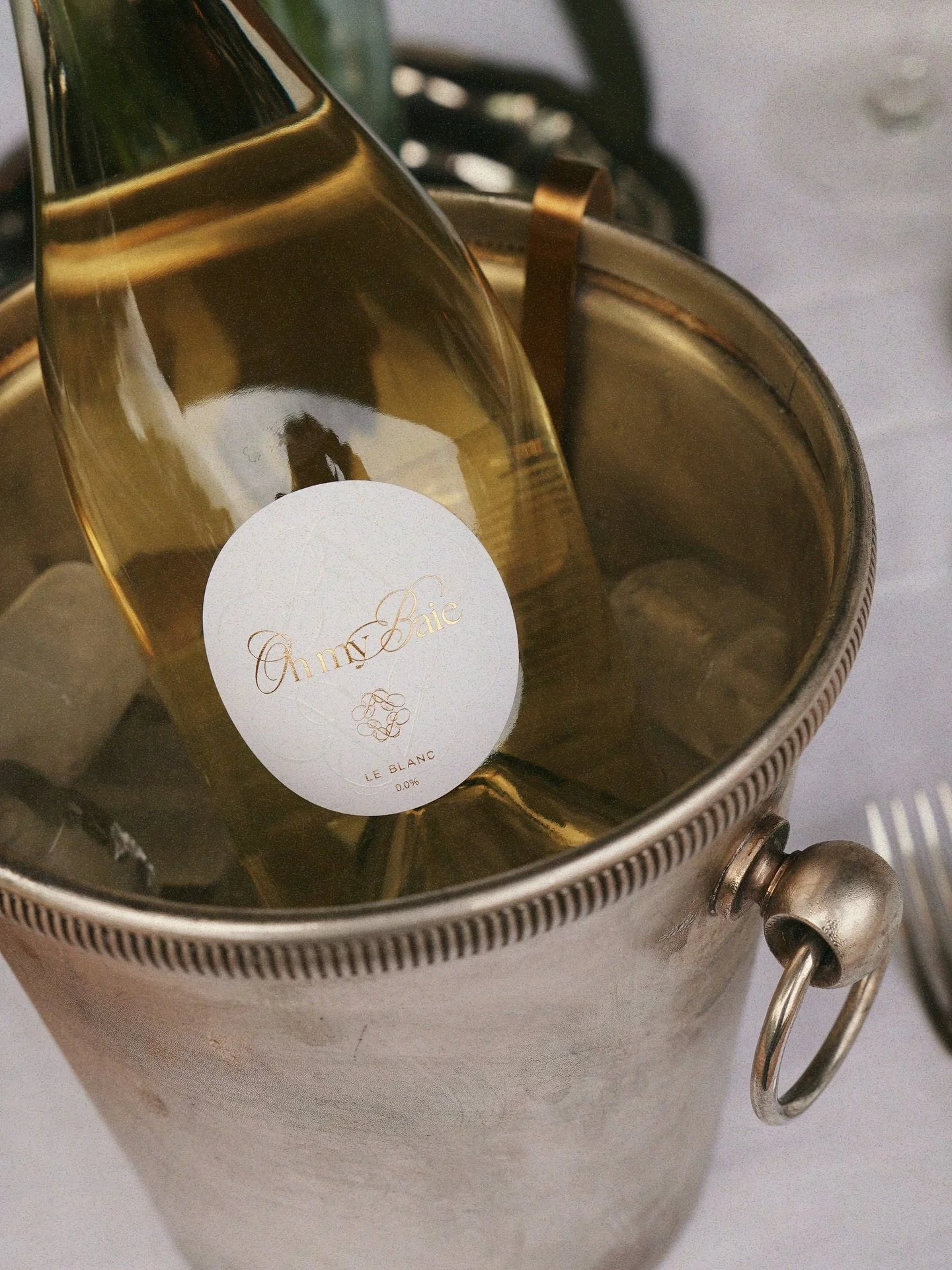 Same iconic bottle, new golden glow ✨
LE BLANC 0.0%, a sip of elegance.

~ 

M&ecirc;me bouteille iconique, nouvelle lueur dor&eacute;e ✨
LE BLANC 0.0%, l&rsquo;&eacute;l&eacute;gance &agrave; chaque gorg&eacute;e.

#ohmybaie #newlaunch 
by @yuli.art