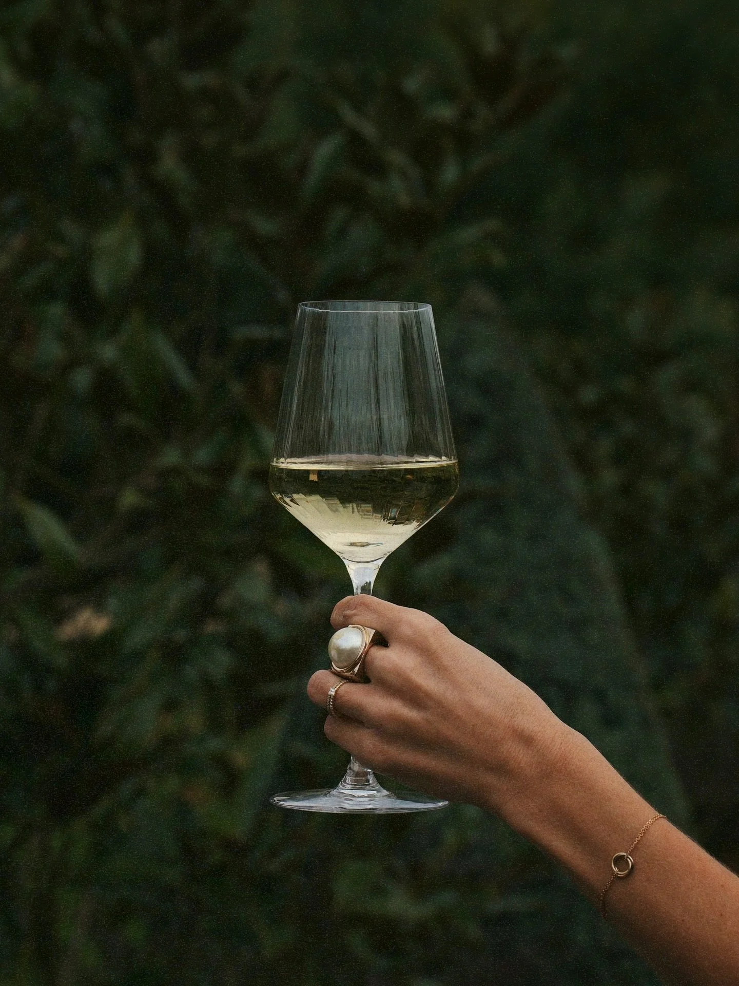 Oh my Baie ~ LE BLANC 0.0%, where elegance meets autumn&rsquo;s golden glow 🍂

~

Oh my Baie ~ LE BLANC 0.0%, l&rsquo;&eacute;l&eacute;gance au c&oelig;ur des reflets dor&eacute;s de l&rsquo;automne 🍁

#ohmybaie
by @yuli.art_