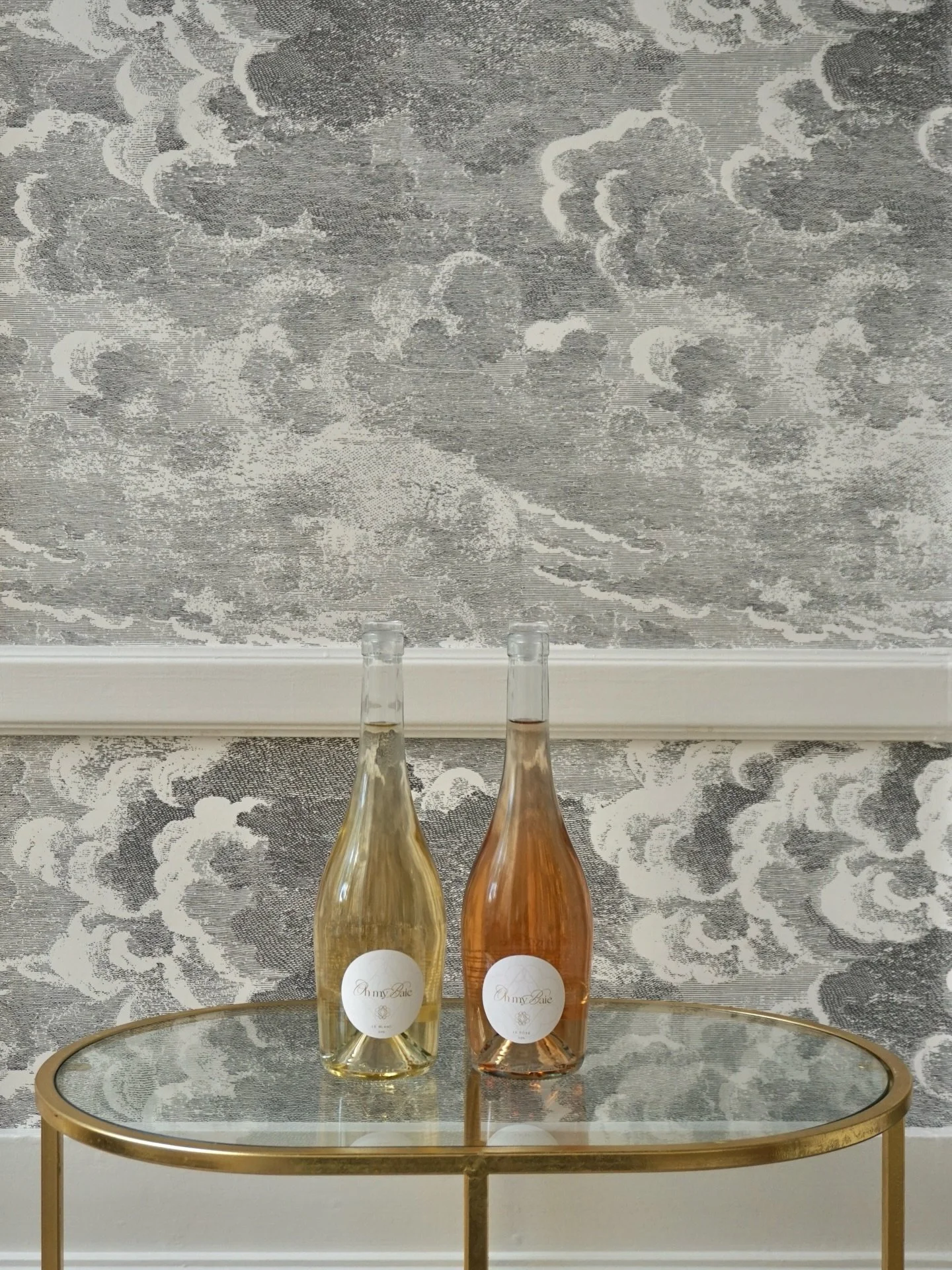 Oh my Baie, an elegant alcohol-free duo in white &amp; ros&eacute; ✨

~ 

Oh my Baie, un duo &eacute;l&eacute;gant sans alcool, en blanc et en ros&eacute; ✨

@hotentique.bordeaux 
#ohmybaie