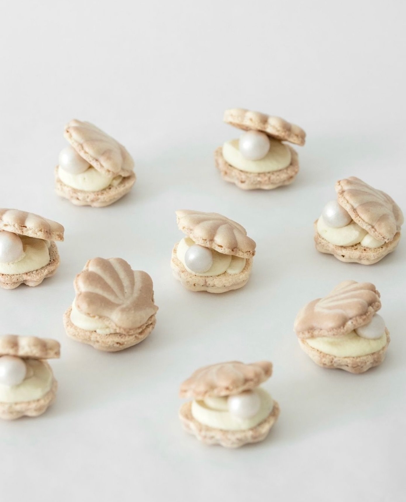 Seashell macarons by @celineyrs 🐚
#ohmybaievibes