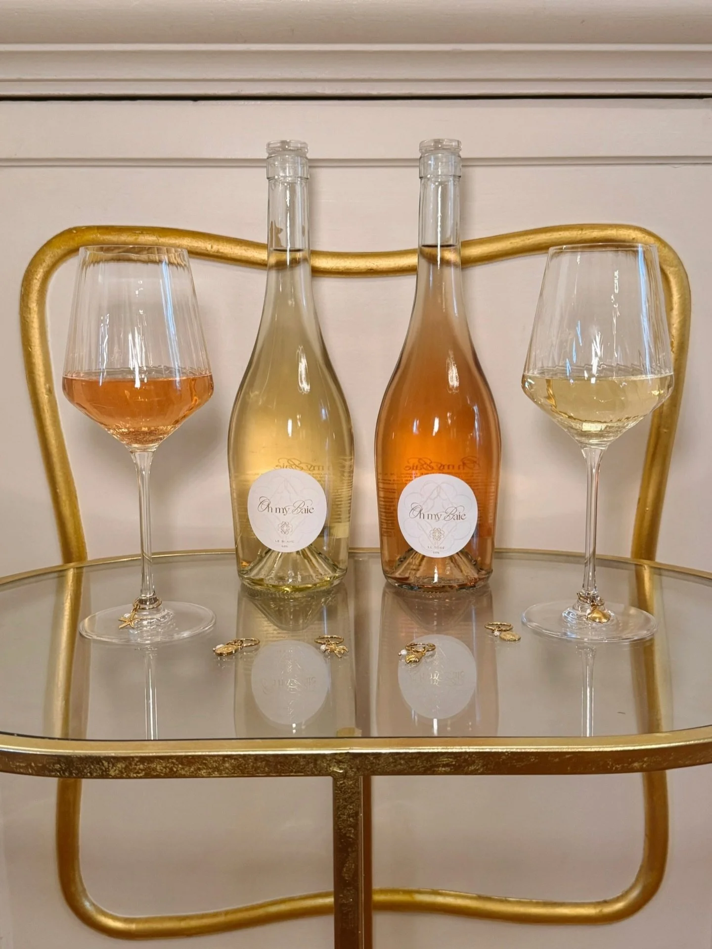 Oh my Baie LE BLANC &amp; LE ROS&Eacute; 0.0%, the alcohol-free collection with effortless elegance. 
A refined addition to your Christmas table ✨
Cheers 🥂 

~

Oh my Baie LE BLANC &amp; LE ROS&Eacute; 0.0%, la collection sans alcool &agrave; l&rsqu