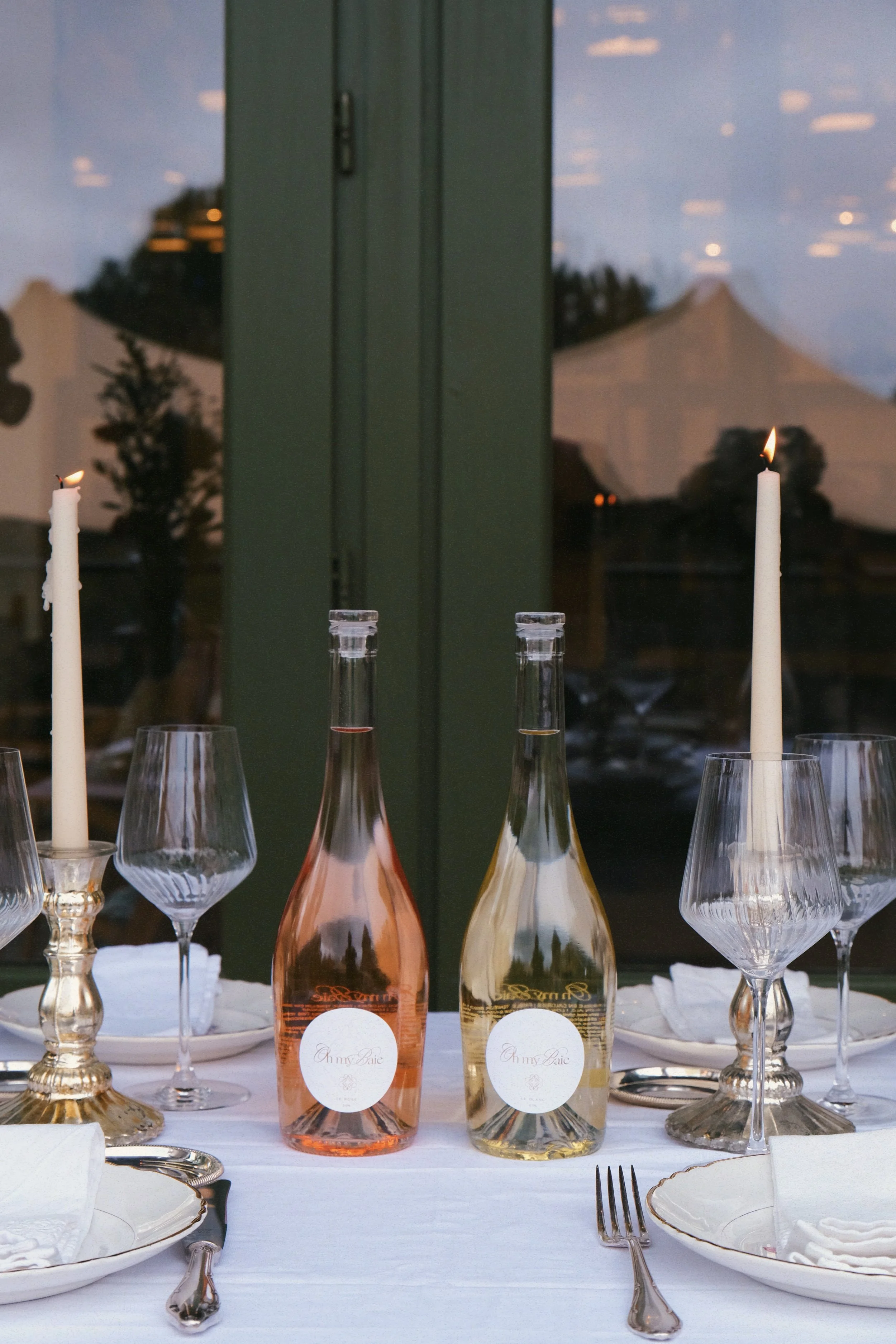 Oh my Baie LE BLANC 0.0% & LE ROSÉ 0.0% table et bougies.JPG