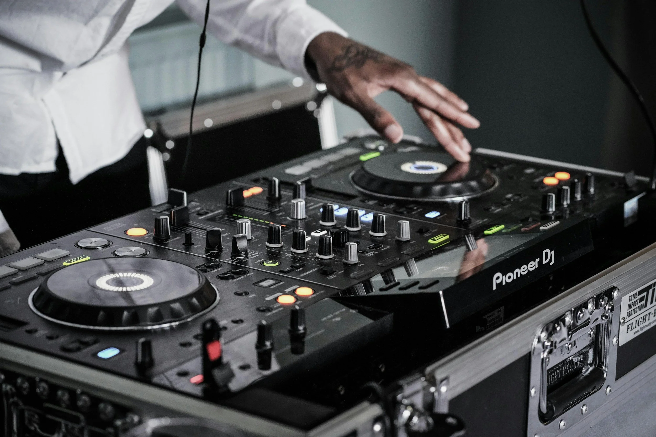 Lei DJ i Oslo – profesjonell DJ med lyd og lys til ditt event