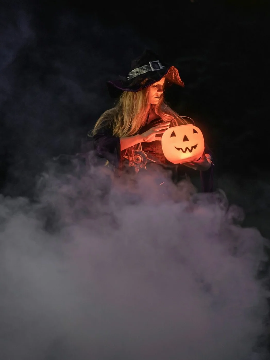 Vi tilbyr røykmaskin med lys, som gir en ekstra skummel og levende effekt til Halloween🎃👻