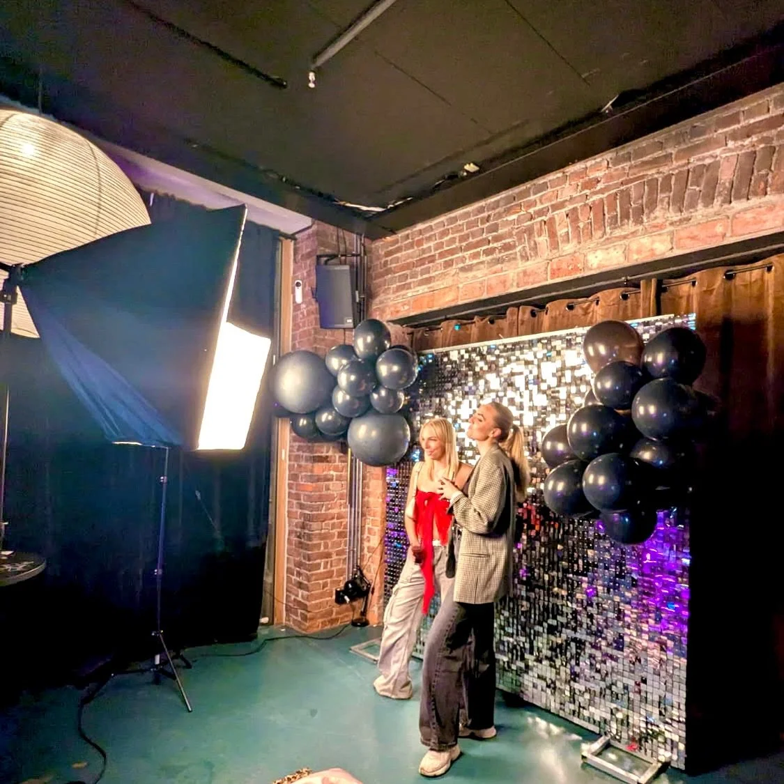 Vi har photobooth med printer, du har også muligheten til å legge på egen logo på bildene! 📷🌟