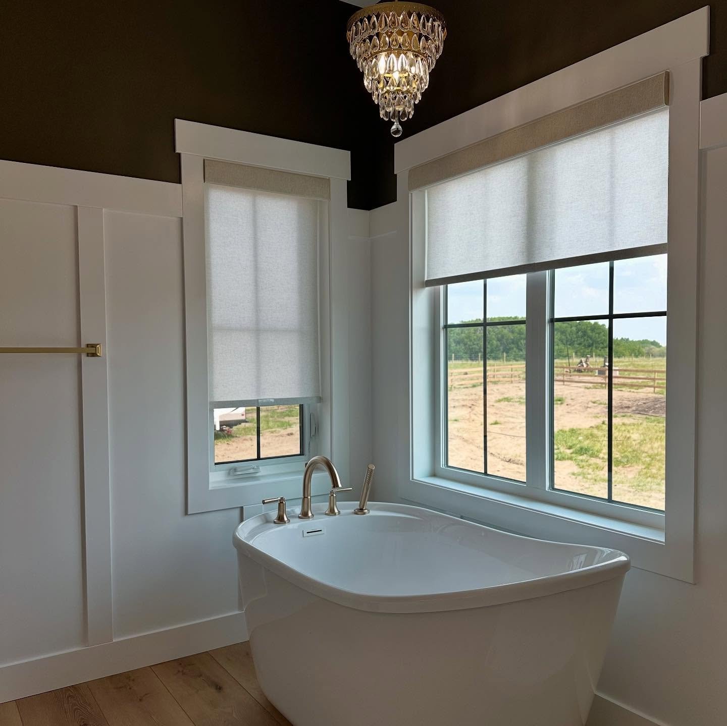 We are loving this fabric right now 🙌🏼 
The Roller Shade fabric is so versatile; it ties in beautifully with this farmhouse design, and would look just as good in a cabin, a character home, and so many other design schemes. 
It has texture and is a