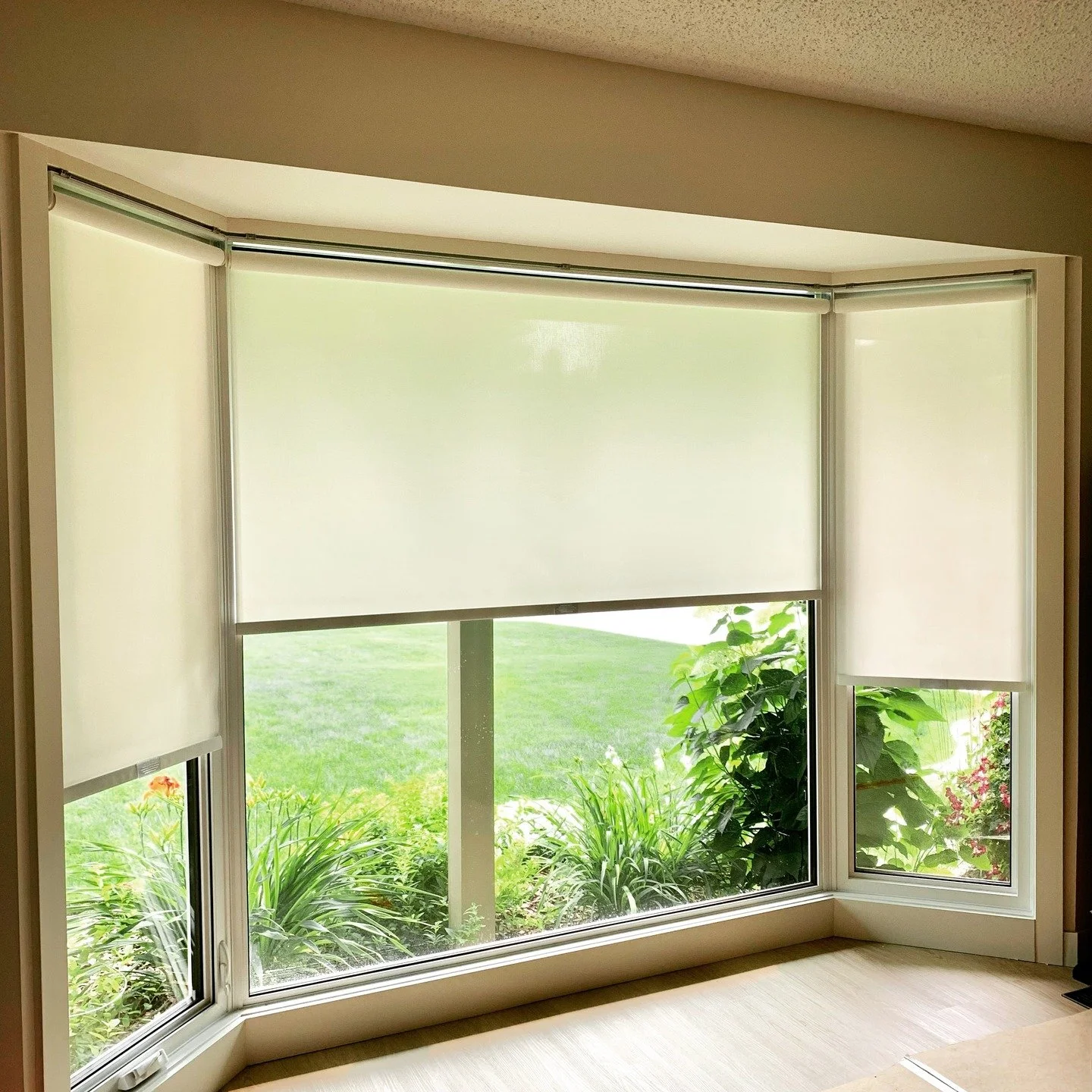 When you want your bay window to be simple and cute! We like a particular style of cordless roller blind. Notice how tight the corners fit together (that's not an accident).
#yourblindgirls #yxeblinds #baywindow #yxe #saskatooning #saskatoonhomes #s