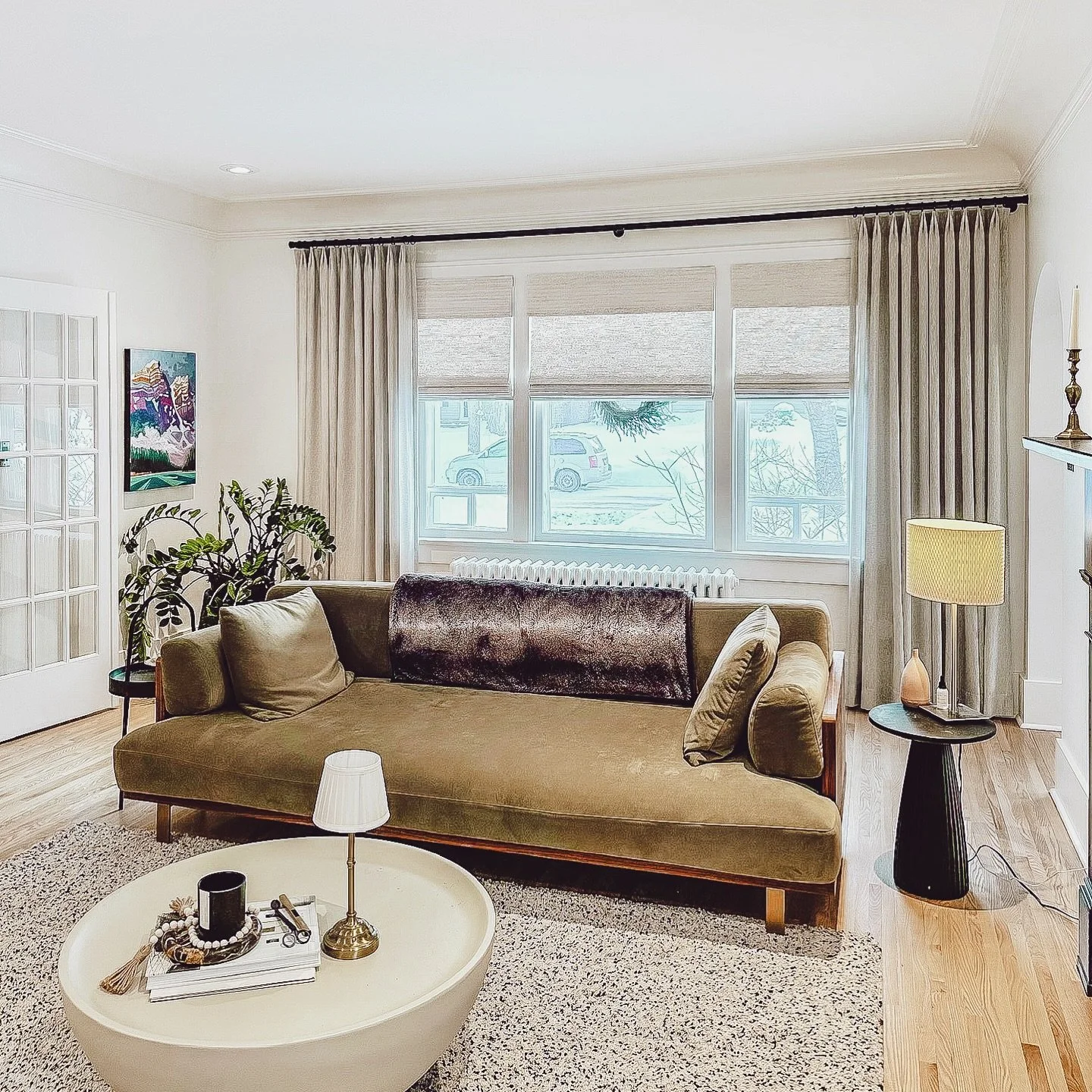 The best window coverings don&rsquo;t compete, they complete❣️

Your custom blinds &amp; drapery should feel like an extension of your space, seamlessly blending with your furniture, lighting &amp; textures to create harmony, not distraction.

Whethe