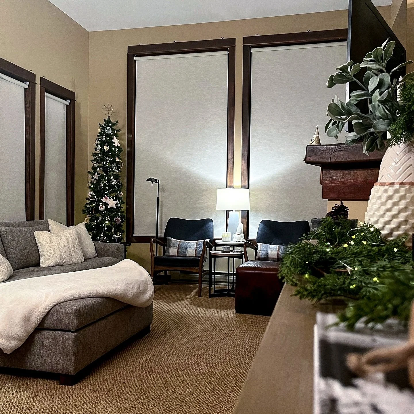 High windows don&rsquo;t have to be high maintenance💫

Do you have High or Hard-to-Reach Windows? We&rsquo;ve Got the Perfect Solution.

If your windows sit just out of reach, above a staircase, over a tub, or in a vaulted (or in this case high) cei