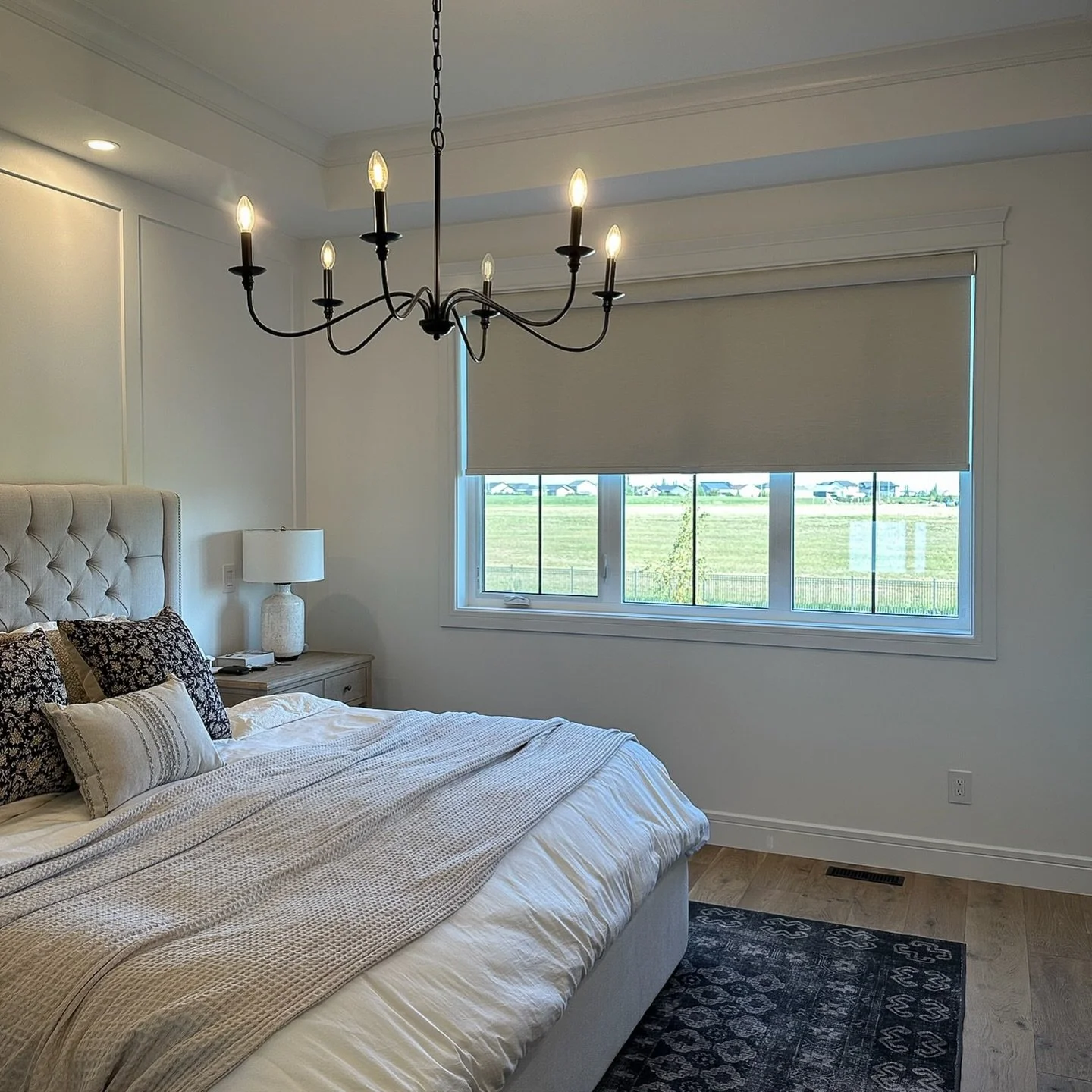 A roller blind will do the job&hellip; but layering with drapery completes the room💫

This space featured a warm white blackout roller shade (by Graber). We paired it with blackout-lined drapery panels to eliminate light gaps and create a softer, mo