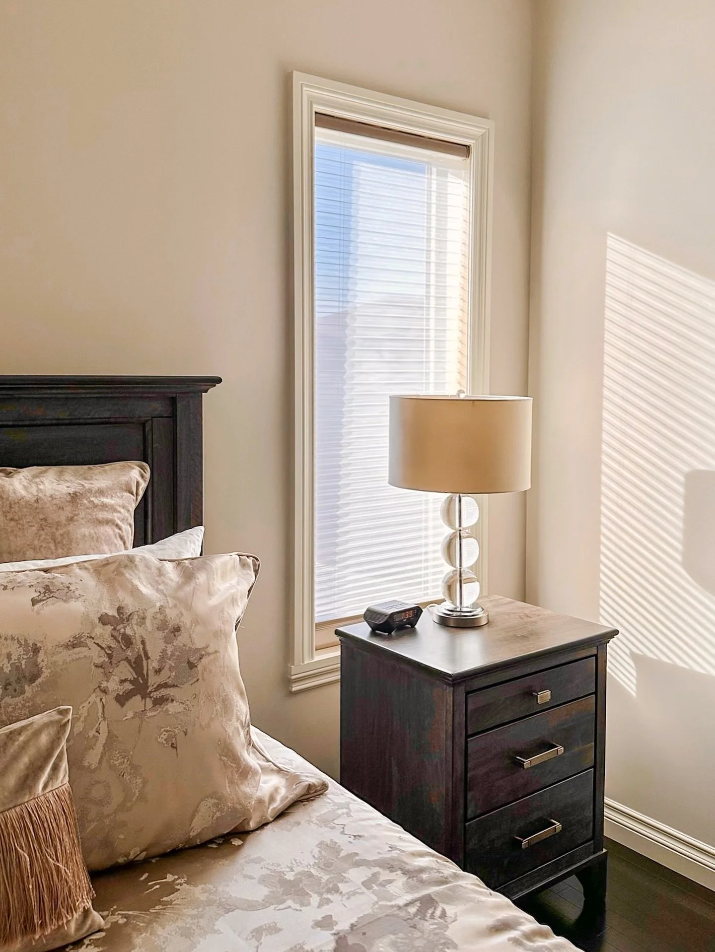 This space captures our dual fabric cellular blinds so perfect perfectly❣️

A perfect blend of options. 
Creating a softness in the space perfect for bedrooms. 

It&rsquo;s no wonder these are gaining in popularity. 

Is your space ready for upgrade?
