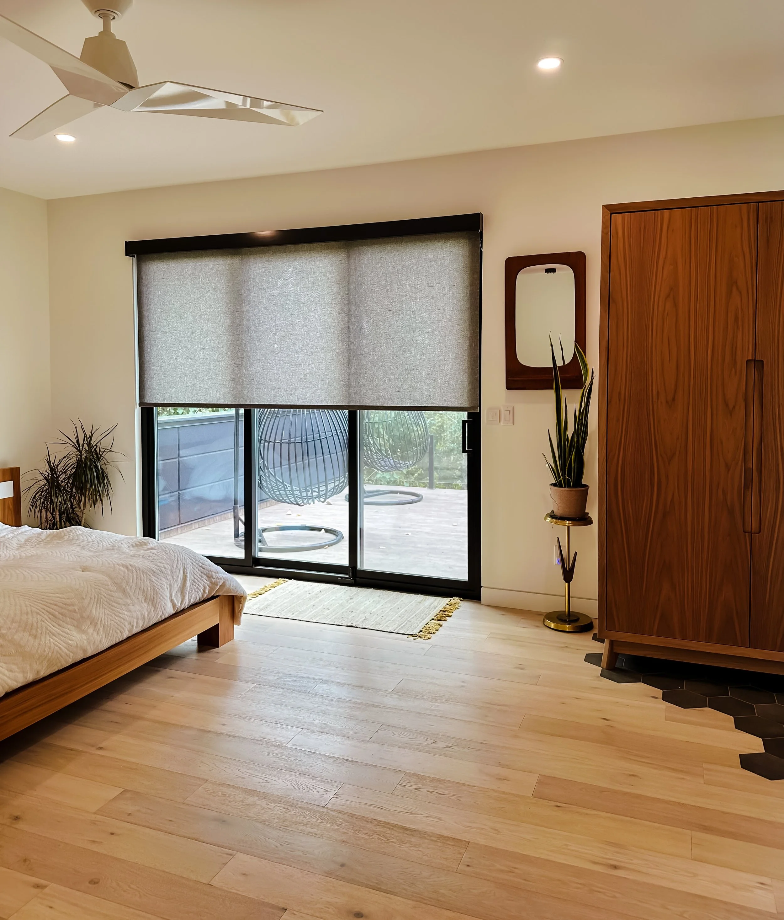 These custom roller blinds prove that privacy, light control and style can exist in the same room 💫

Designed for modern homes, these textured roller shades soften harsh sunlight, reduce glare, protect your furnishings from UV exposure and create a 