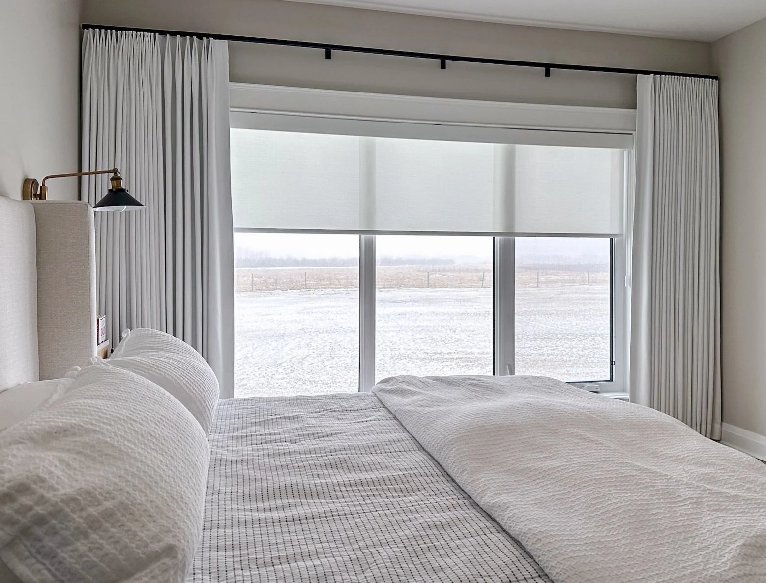 Ever wondered what White Custom Blackout Drapery finished with an Inverted Pleat, Square Cassette &amp; Black Hardware looked like paired with Alta PowerWand Solar Shade 
&hellip; well, now you know 😍

💫Follow us  for more inspiration