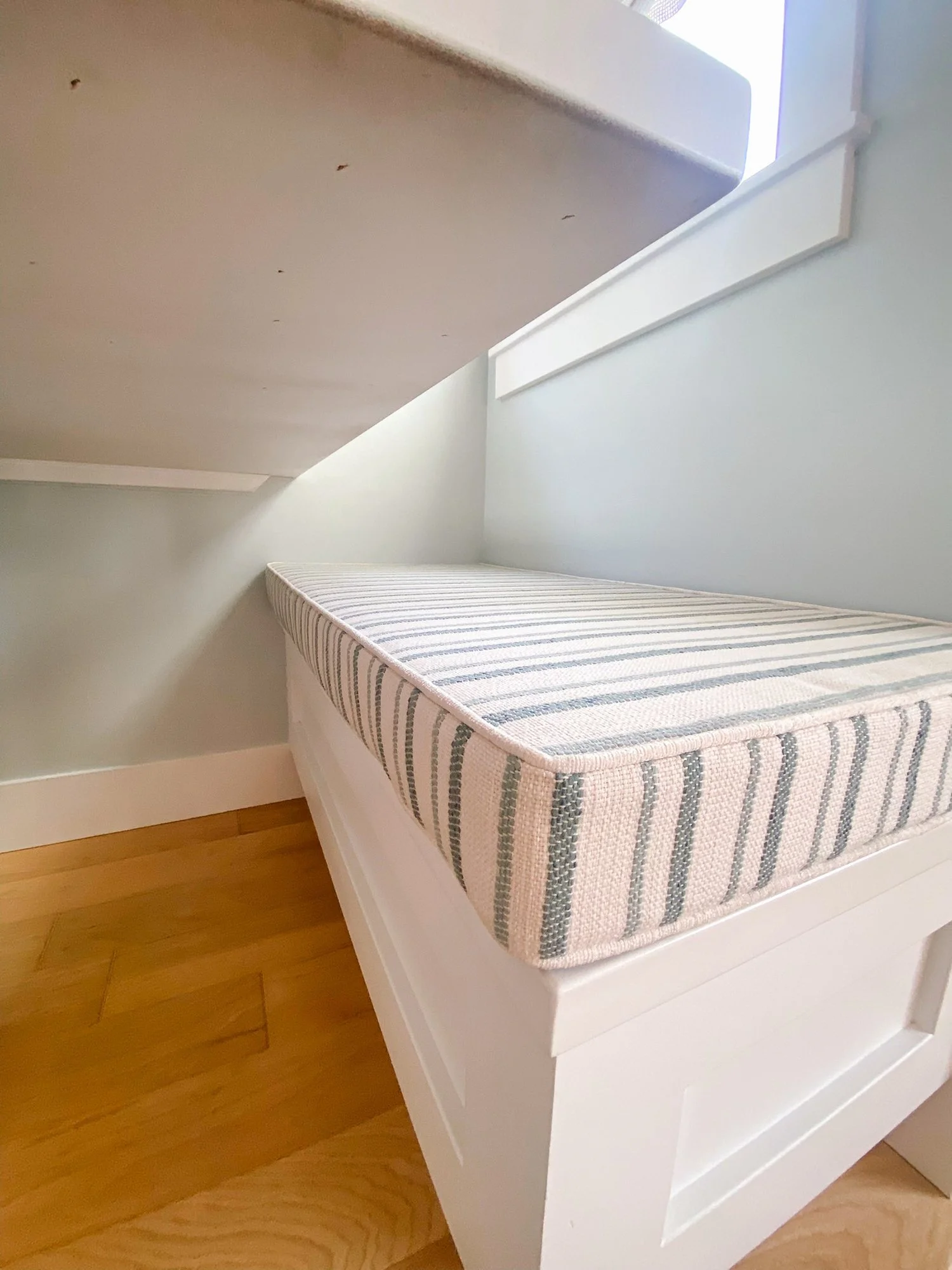 coastal-house-custom-bench-cushion-piping.jpg