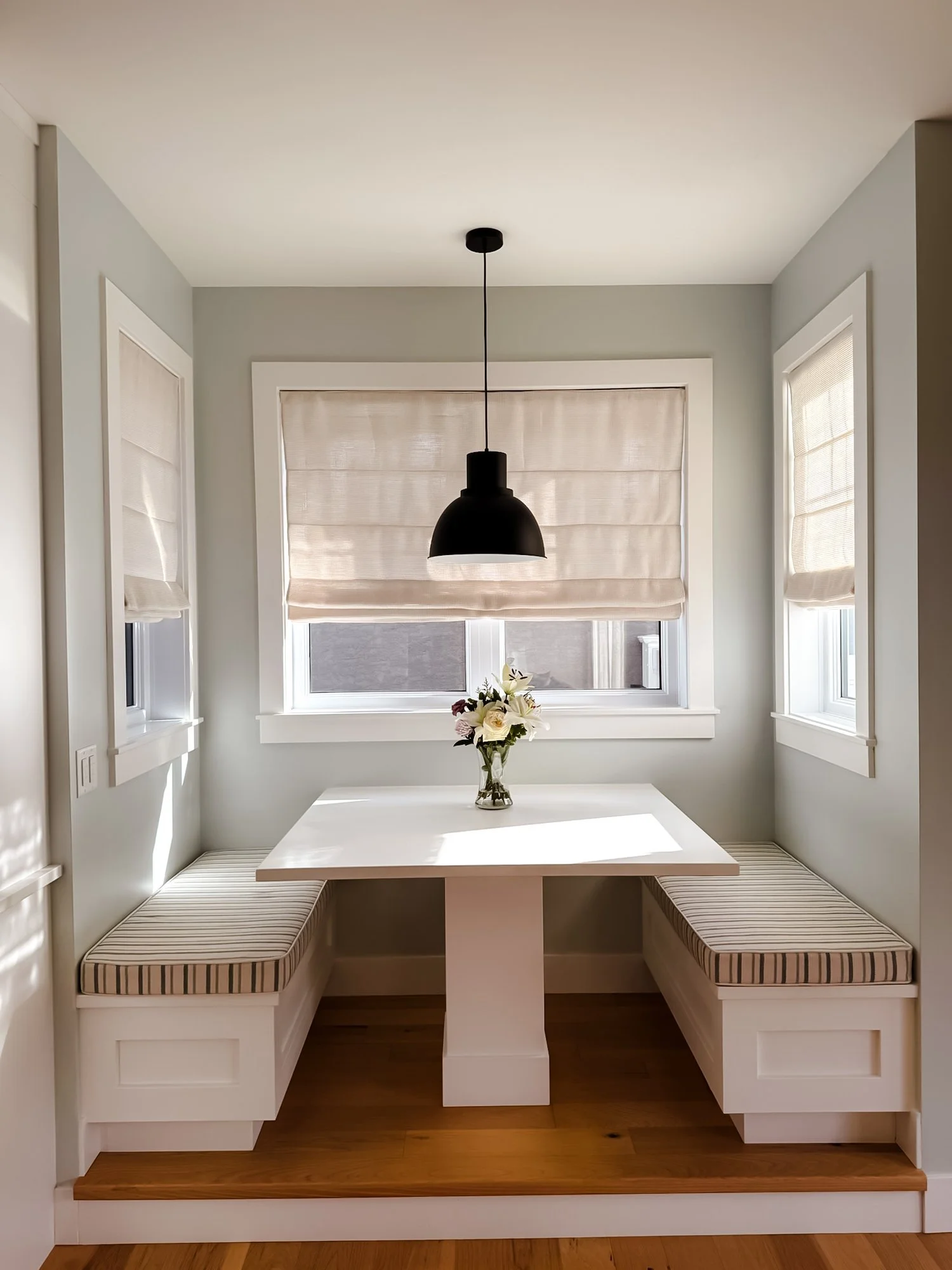 coastal-house-breakfast-nook-roman-shades-bench-cushions.jpg