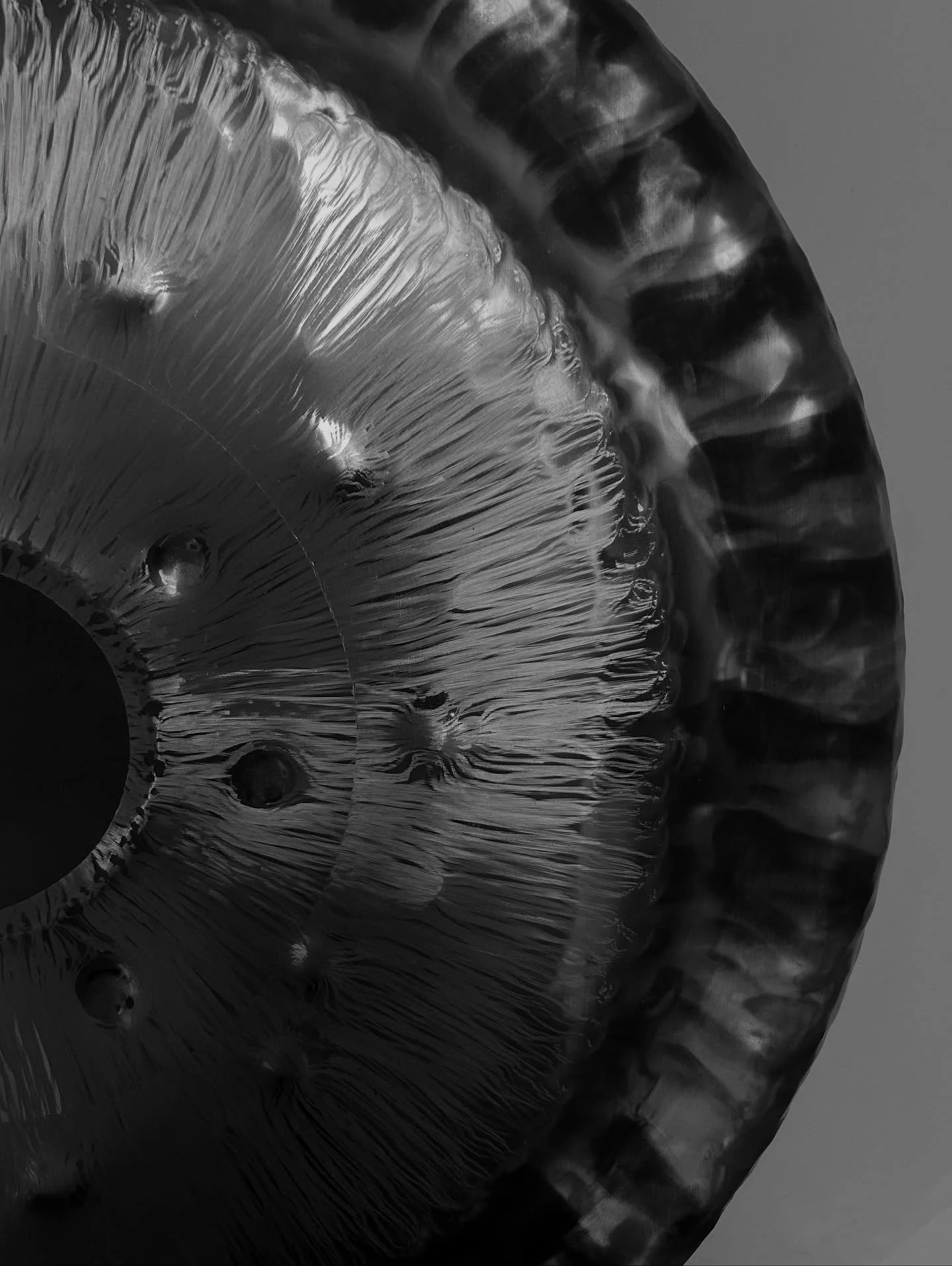 The Gong, an ocean of sounds. 
Deep, penetrating, expanding. 
Sound frequency is medicine to the body, mind, soul and energy.

Foto 3 via Pinterest