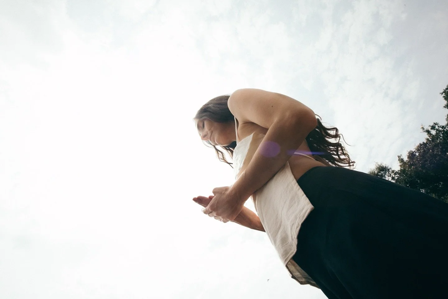 Mi maestra de som&aacute;tica dice en sesiones &ldquo;Don&rsquo;t move at a force and rhythm that you are taken out of the experience&rdquo; (a veces, como parte de la terapia, se necesita. A veces, cuando ya est&aacute;s suficientemente en contacto 