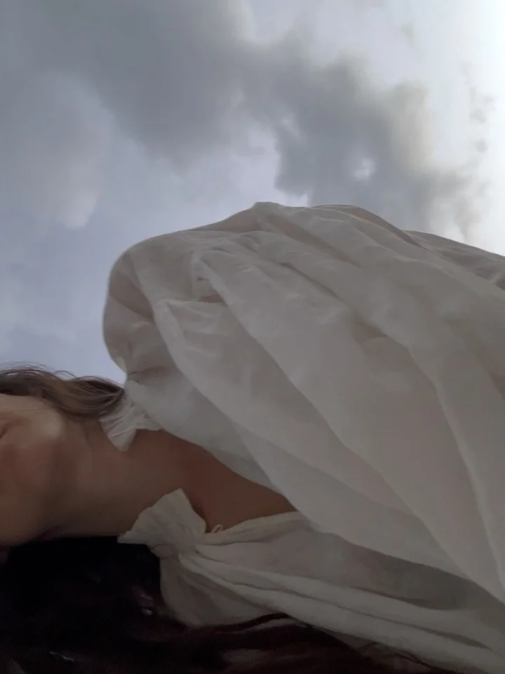 Baile con el Mar. Me movi. Pinte para integrar. Descanse. Llore, Rei. Retiro Kunda. Arte. Vino. Abrazos. 

Octubre fue especial. Record&eacute;, senti&hellip; 

~Lo importante que es tener una pr&aacute;ctica constante en la que puedo apoyarme. Para 