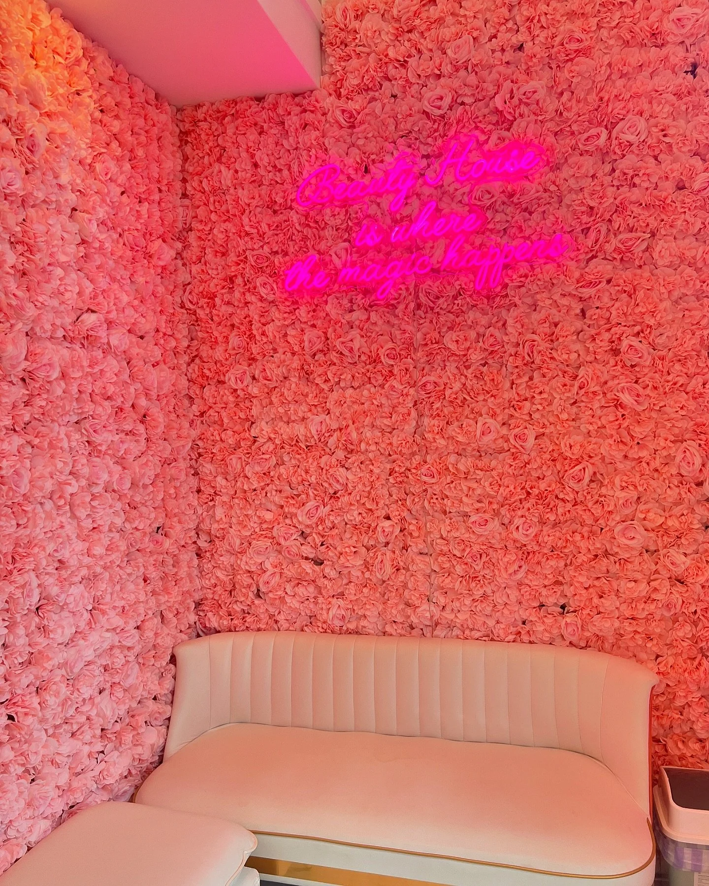 Do you know about my referral program? When you refer someone, both of you will get 20% off your next appointment! 🤯✨ Tap the link in my bio or head to ShizueSkin.com 🫶🏽