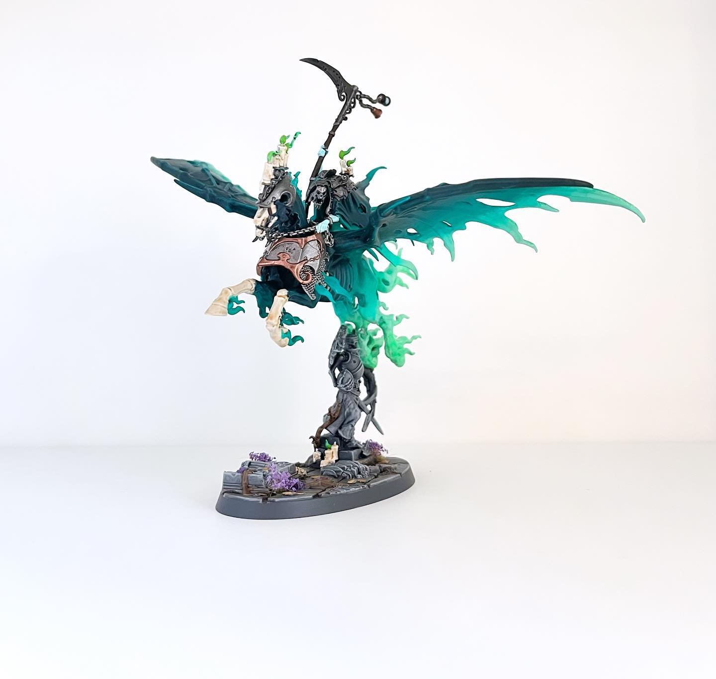 Another ghost joins the haunt 🥰

The past month has been incredibly busy, so painting has been such a wonderful way to unwind at the end of the day 😌 

I love wings so had a great time working on this one 💙👻

#nighthaunt #warhammercommunity #pain