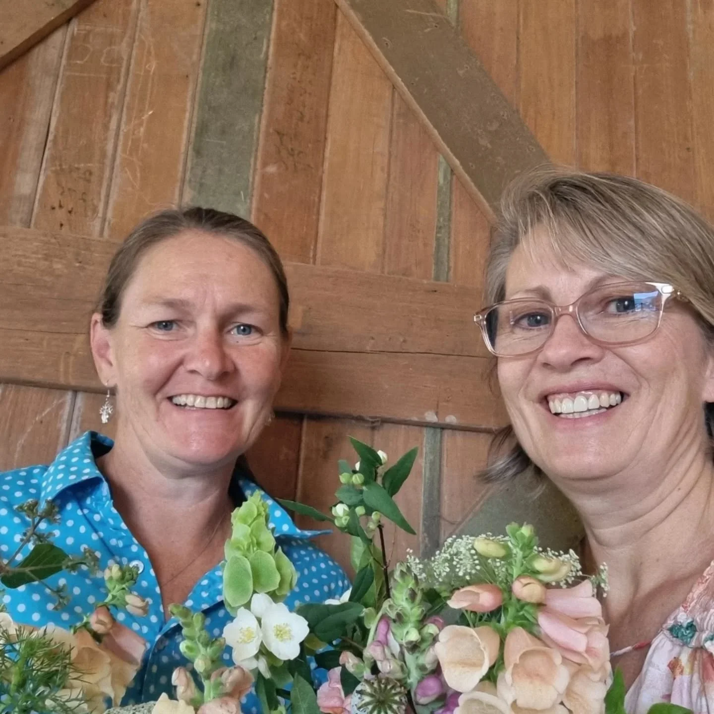 Thanks so much Ainsley of @lilyvaleflowerfarm for hosting  the Petals &amp; Paint workshop this morning in your beautiful barn. Even though it's been unseasonably hot &amp; dry in this part of Qld recently you provided gorgeous blooms &amp; a space t