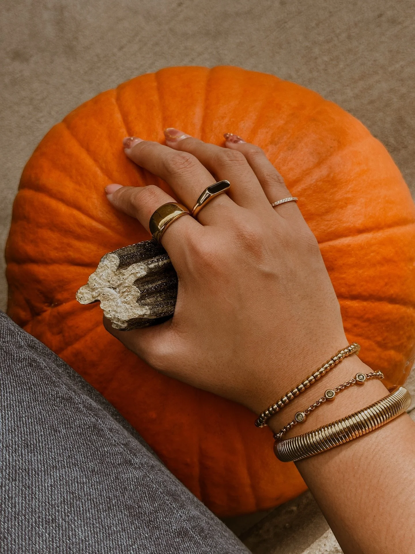 Fall feels and a pumpkin moment 🎃✨ 

Showcasing our Fall jewelry
Join us this Saturday at the Born to Shop Market
Jardin X Contreras
📍 811 Iturbide St
⏰ 5pm-9pm

10+ Vendors | Costume Contest | Prizes✨

We will be engraving jewelry on the spot🎃