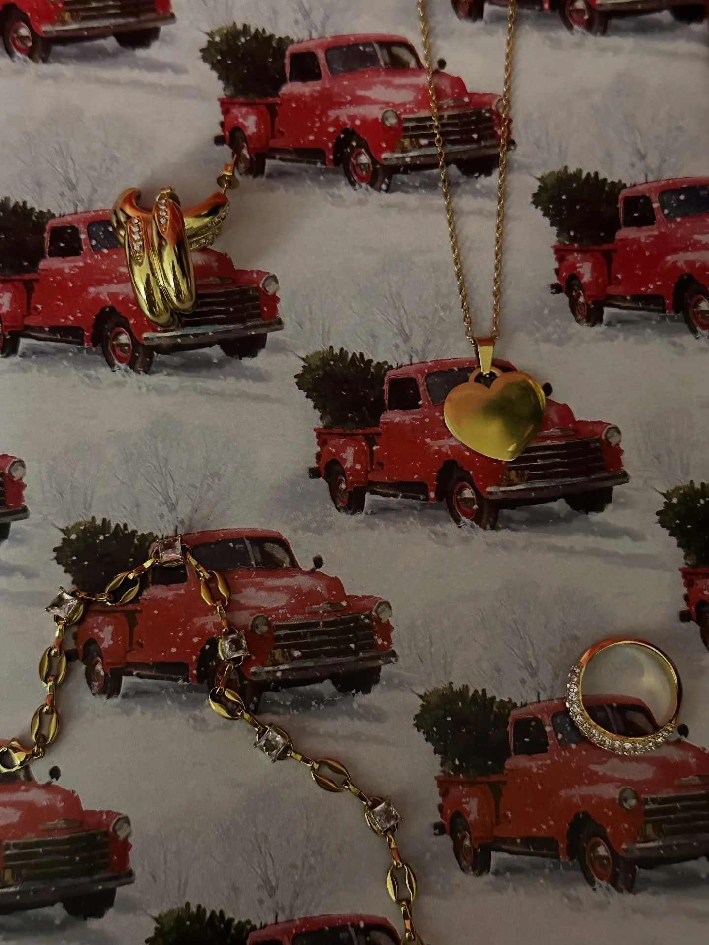 Last minute gifts? Personalized an engraved necklace, gift some statement earrings, a layer-able bracelet, or a stackable ring🎁

Order now to receive before Christmas🎄 Engraving will be delivered 22nd. 

Gift bags available✨