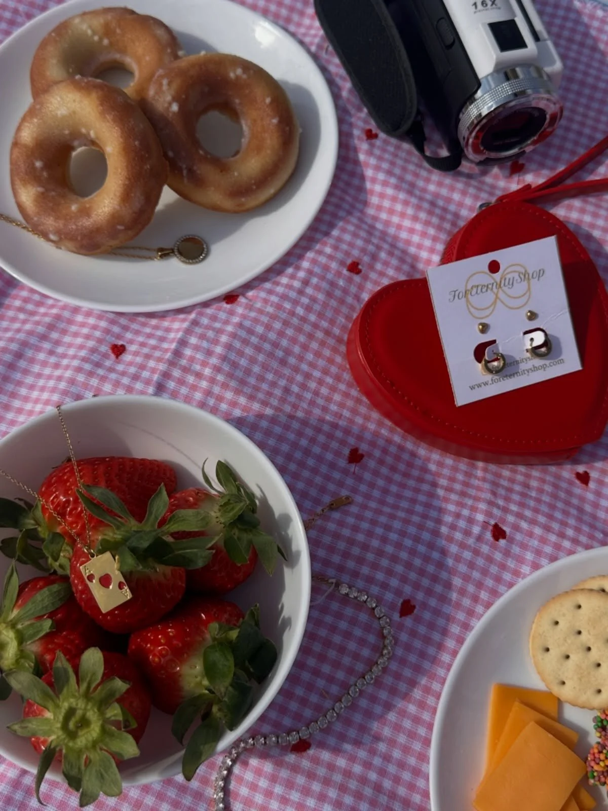 Consider this our Valentine&rsquo;s proposal💖
Will you be our ✨Valen-shine✨?😍

💌YES 💌YES

Spend Valentine&rsquo;s Day with us at 
Born to Shop Market📍 
811 Iturbide St.

Bring your bestie, your Valentine, or treat yourself💕