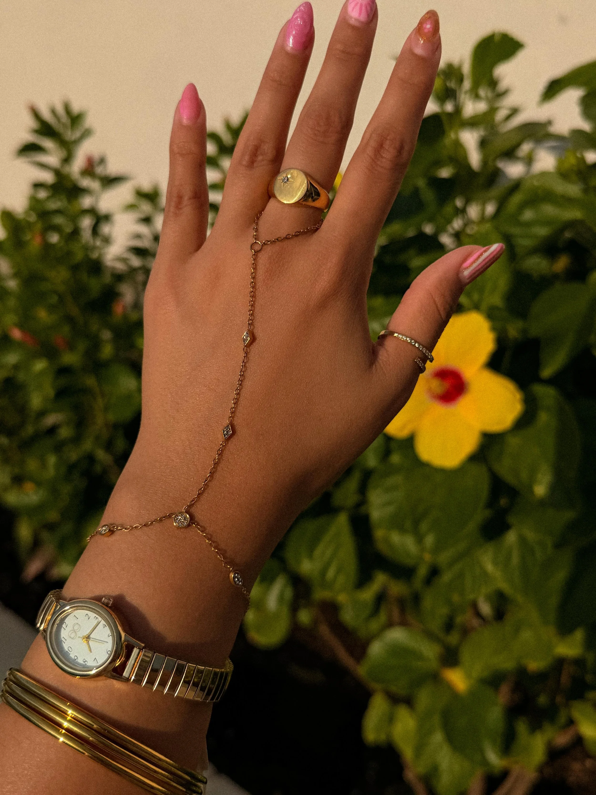 waiting on that summer golden hour + your everyday jewelry stack ✨🌺

Catch us this weekend at the Summer Market at @wonderlandxcoffee ☕️💛 
10am - 4pm

bringing all your favorite pieces, new arrivals, and pop-up exclusives with us 🫣✨