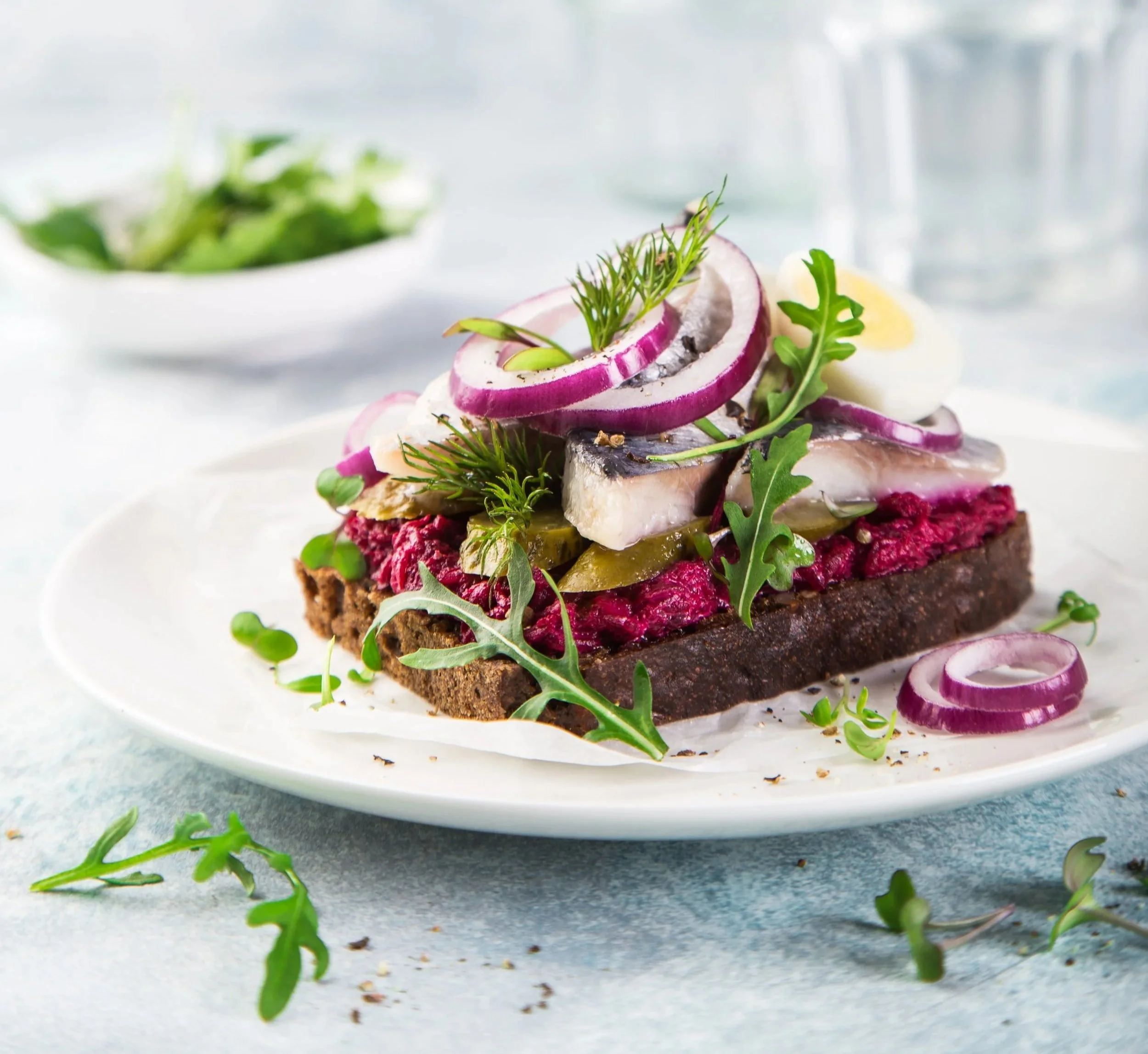 Roggebrood met maatjes en rode biet