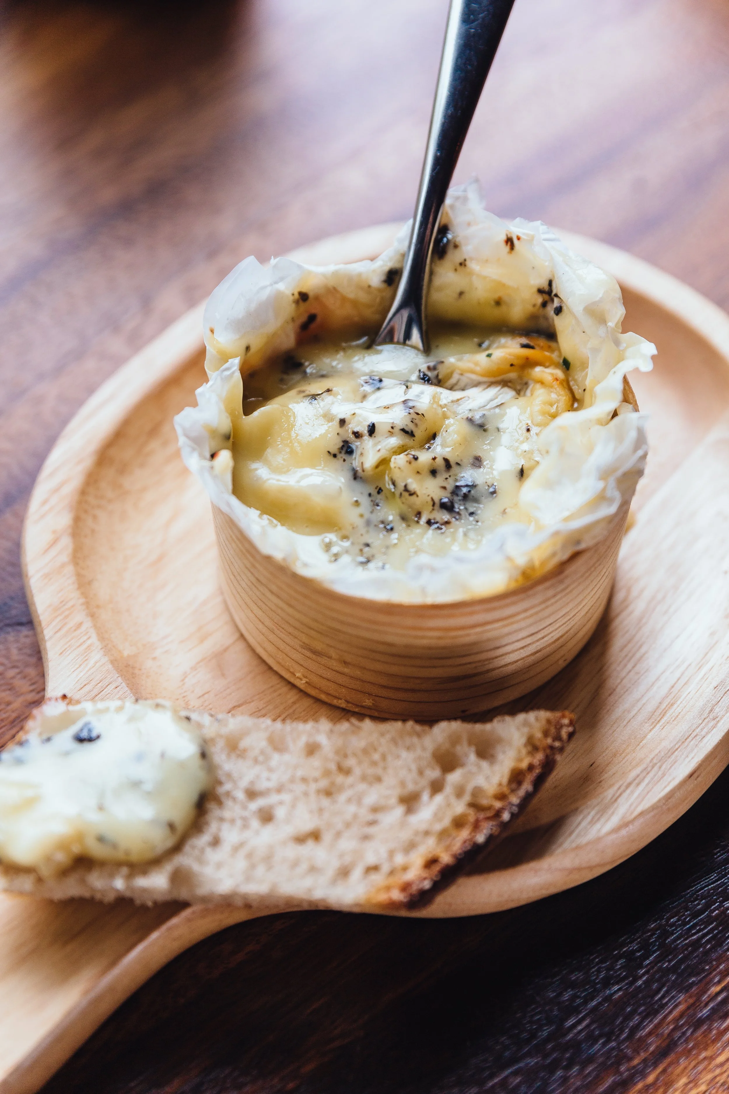 Vacherin kaas in uit de oven met brood