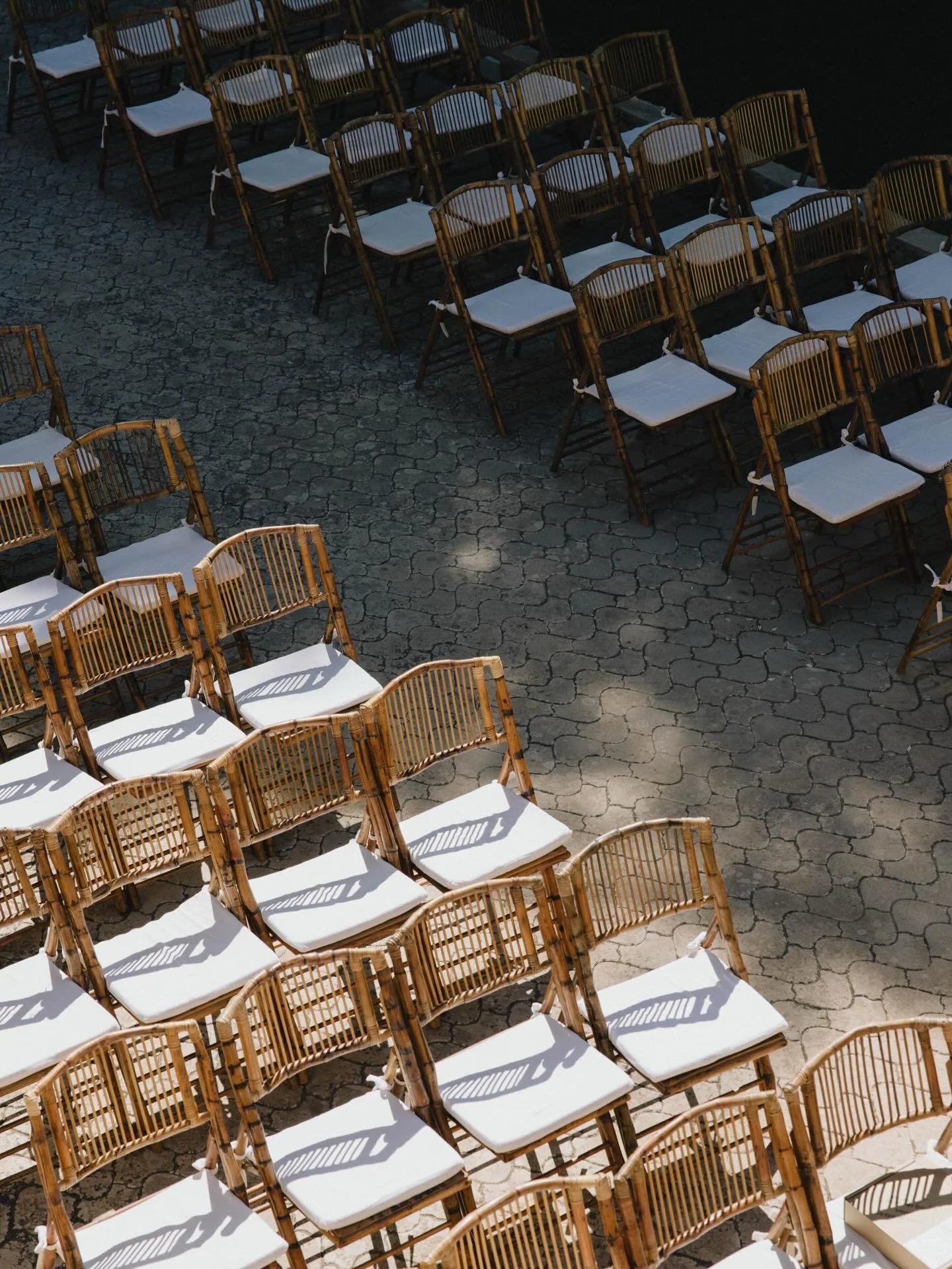 Earthy tones and bold pops of colour made this setting perfect for a summer wedding in Mallorca.🍊🌿

We love working with a venue to enhance its best features while putting our couples stamp on it. 

E &amp; J&rsquo;s colour palette was all about ne