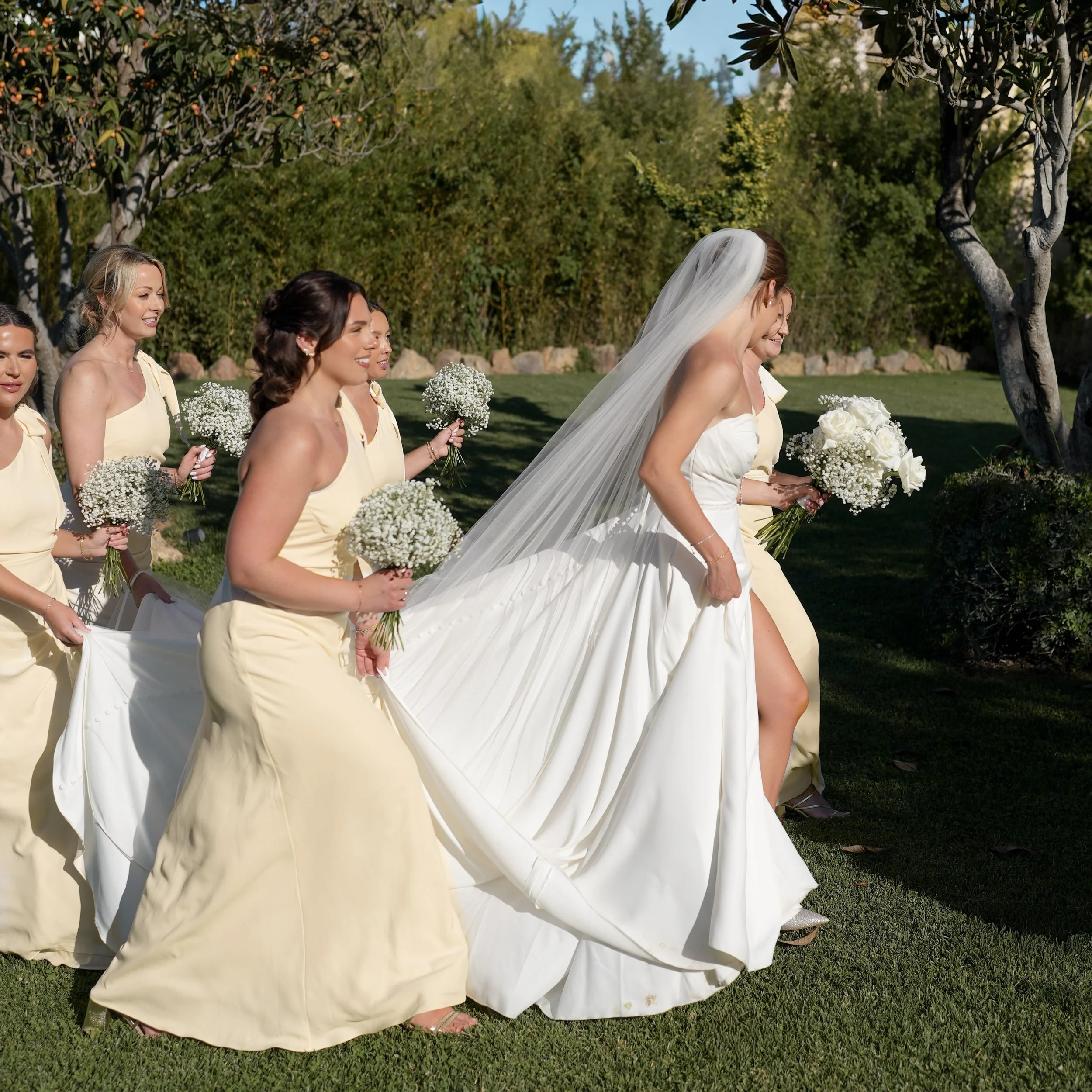How do you describe this feeling? 

Years of friendship turned into the ultimate support system on one of the biggest days of your life.

Hard to explain, beyond lucky to witness in real life. 

Photography: @carolinaoverseaproject 
Florals: @ouraflo
