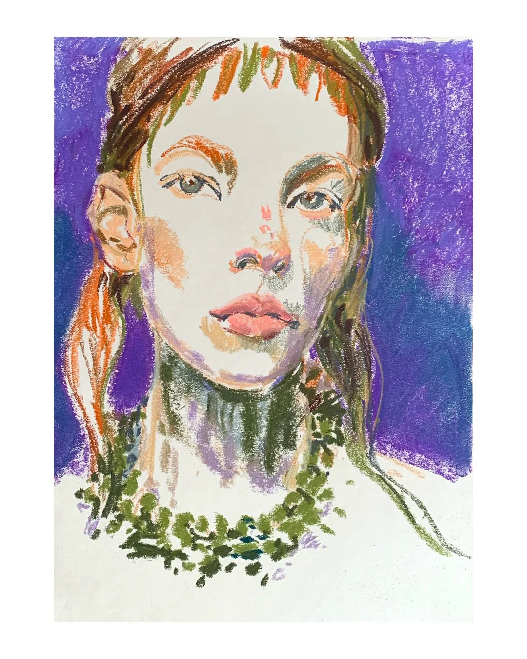 Portrait rothaarige Frau mit grüner Kette