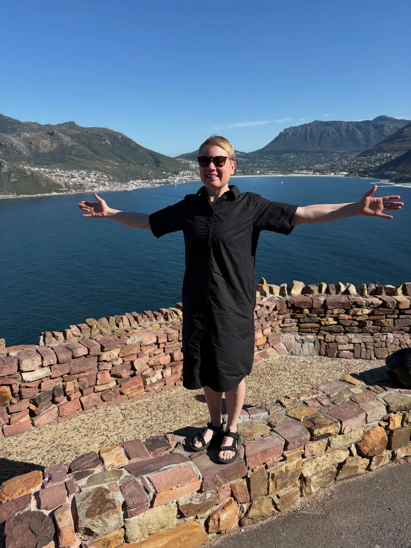 Terveisi&auml; Kapkaupungista! Meren ja vuorten yhdistelm&auml; tekee t&auml;st&auml; yhden maailman kauneimmista 🥰. 

Kapkaupunki on yhdistelm&auml; kaikkea: k&ouml;yh&auml;&auml; slummia, multimiljon&auml;&auml;rej&auml;, monikulttuurisuutta ja pa