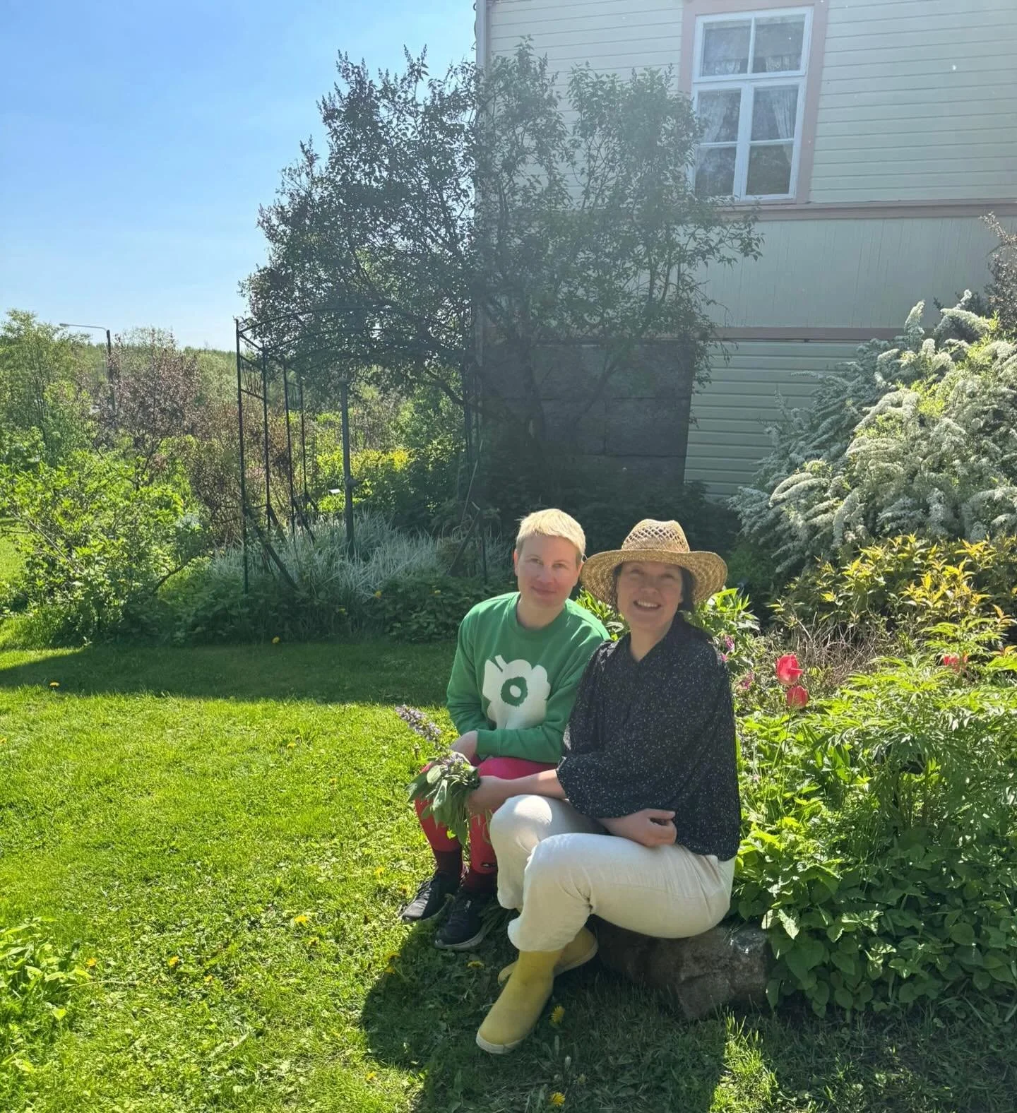 Tervetuloa kev&auml;t ja mun &amp; Frantsilan em&auml;nn&auml;n @annakarhucormier in kev&auml;tretriitti 🌱

Luonnon lempeys  16-17.5.  Joogaa, kiinalaista l&auml;&auml;ketiedett&auml; ja yrttien hoivaa Frantsilassa.

Kev&auml;t kutsuu meit&auml; rau