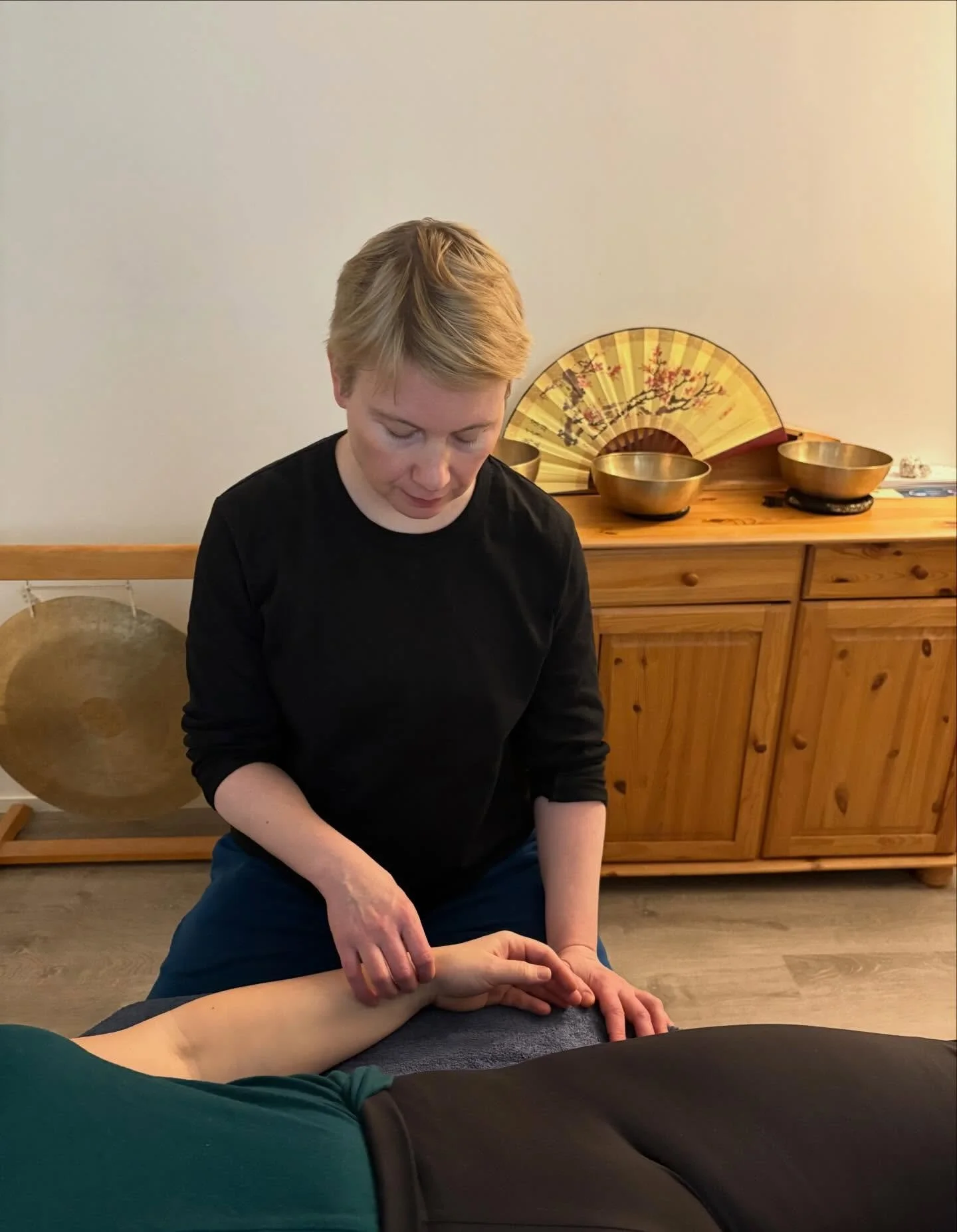 Mik&auml; upea klassisen kiinalaisen l&auml;&auml;ketieteen viikonloppu Tae Hunn Leen opissa! 

T&auml;ll&auml; kertaa syvennyttiin pulssien kuunteluun ja hoitosuunnitelmien tekemiseen. Se, mihin nuo 2&ndash;3 neulaa laitetaan, m&auml;&auml;r&auml;yt