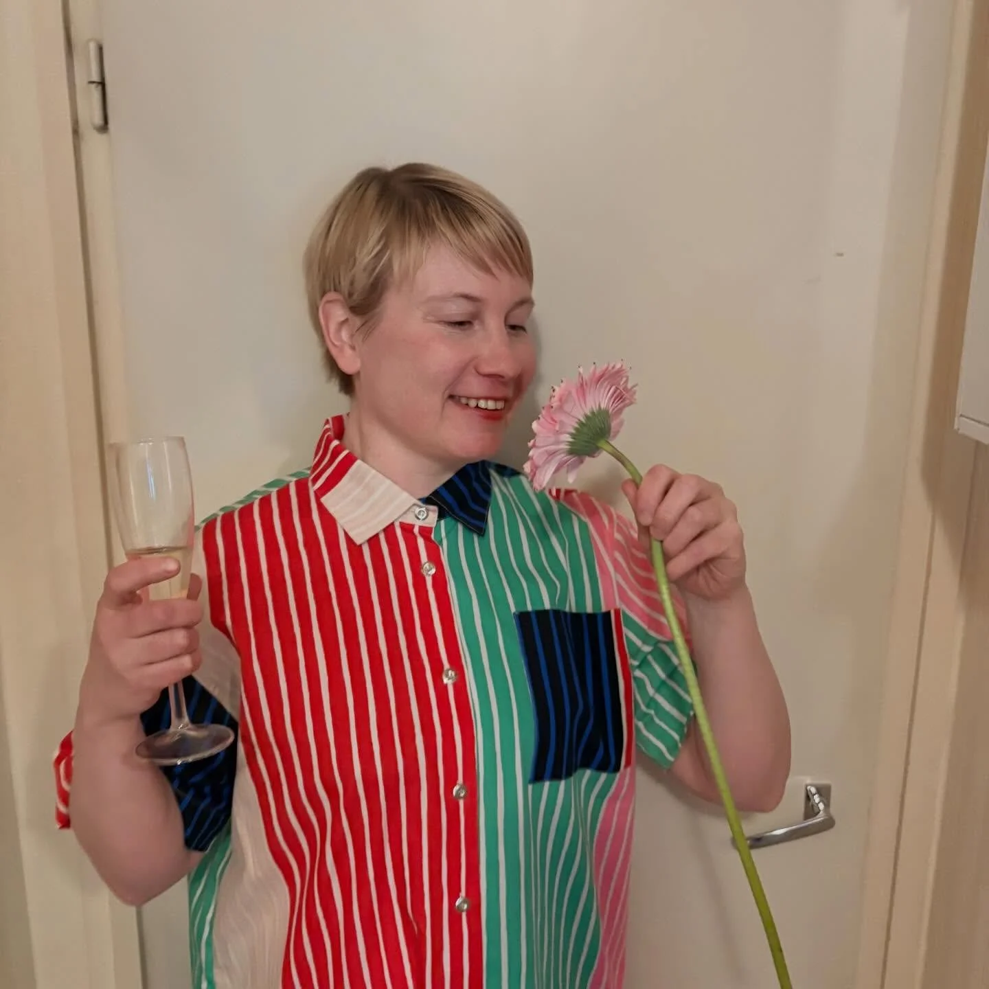 Kippis sille, ett&auml; viikko sitten valmistuin koulutetuksi hierojaksi! 🥂

Vaikka opiskelen jatkuvasti lis&auml;&auml;, kaikesta ei saa virallista nimikett&auml;. Siksi t&auml;m&auml; hetki tuntuu erityisen merkitykselliselt&auml; &ndash; nyt minu