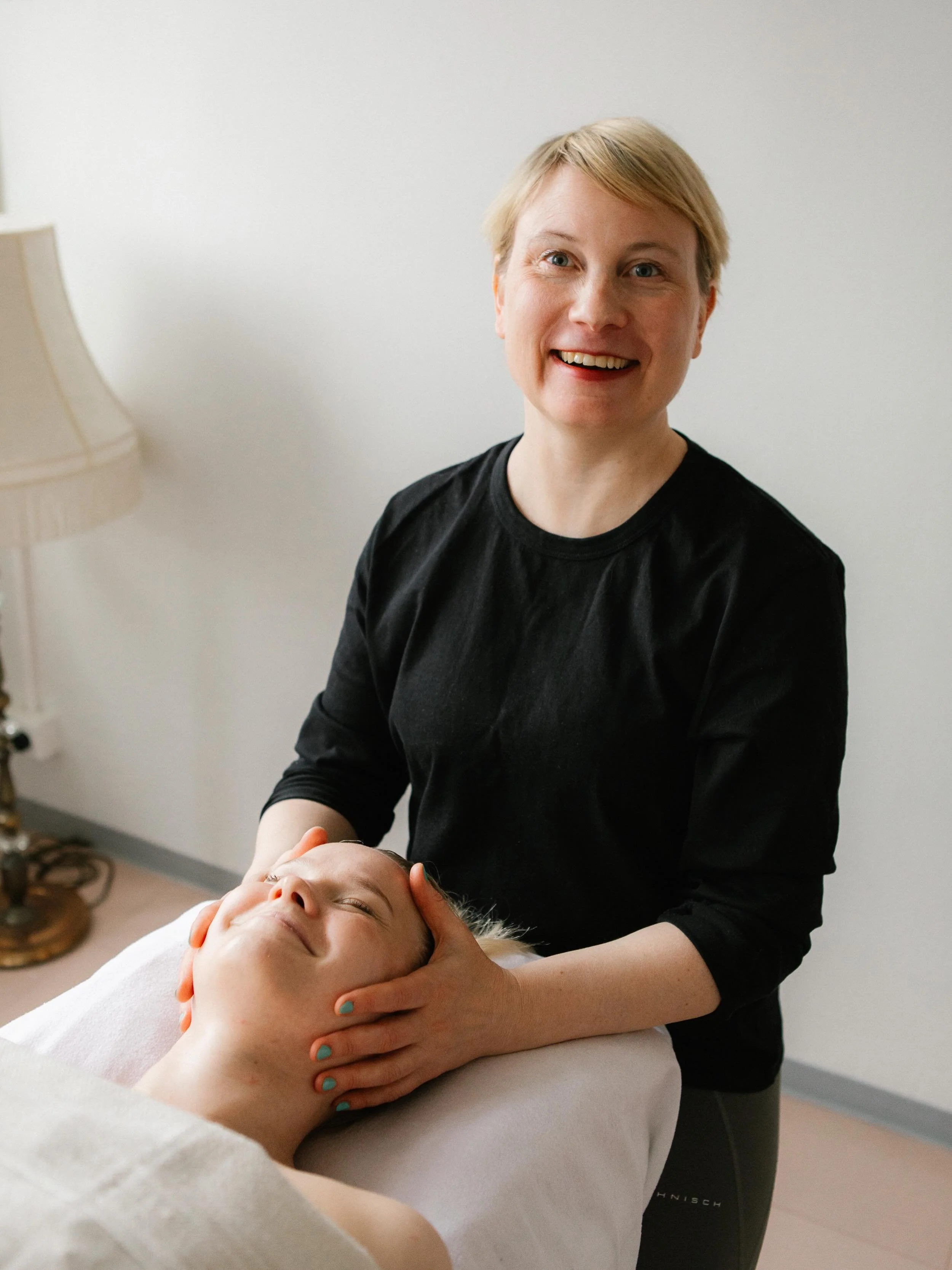 Kasvot YogArtin takana

Olen Leena Saha, ja olen toiminut hyvinvointialan yritt&auml;j&auml;n&auml; jo vuodesta 2014 l&auml;htien. Syd&auml;meni asiana on auttaa ihmisi&auml; voimaan paremmin ja l&ouml;yt&auml;m&auml;&auml;n tasapainoa arkeen. Vastaa