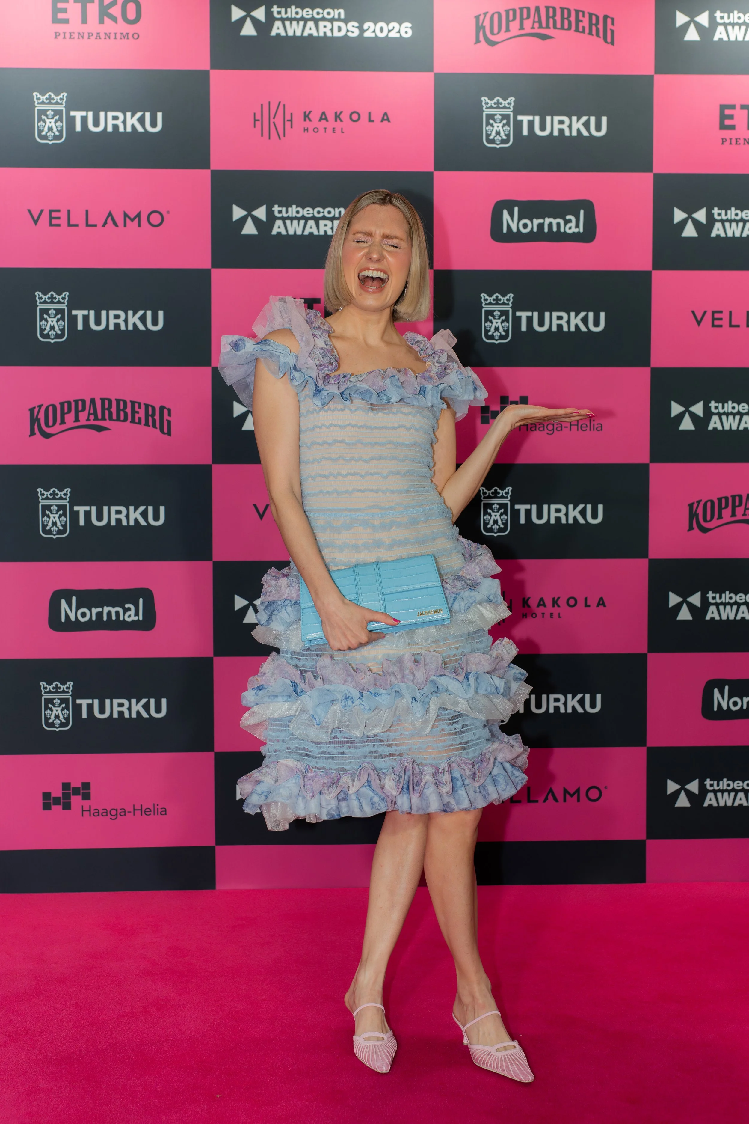 janita autio tubecon awardsissa sinisessä tyllimekossa.