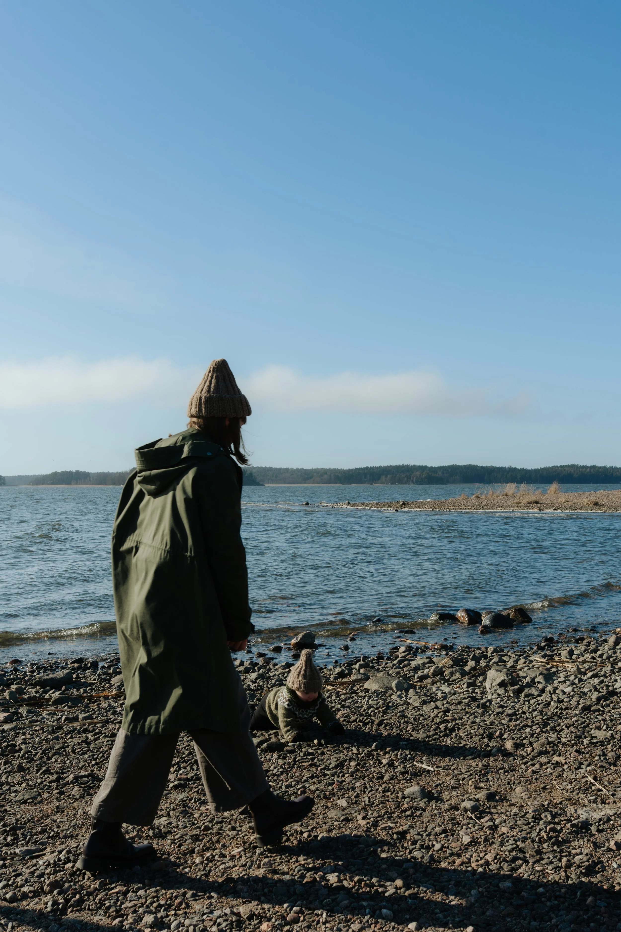 Luonnollinen perhekuvaus Turussa Ruissalossa Kolkannokassa merenrannalla.