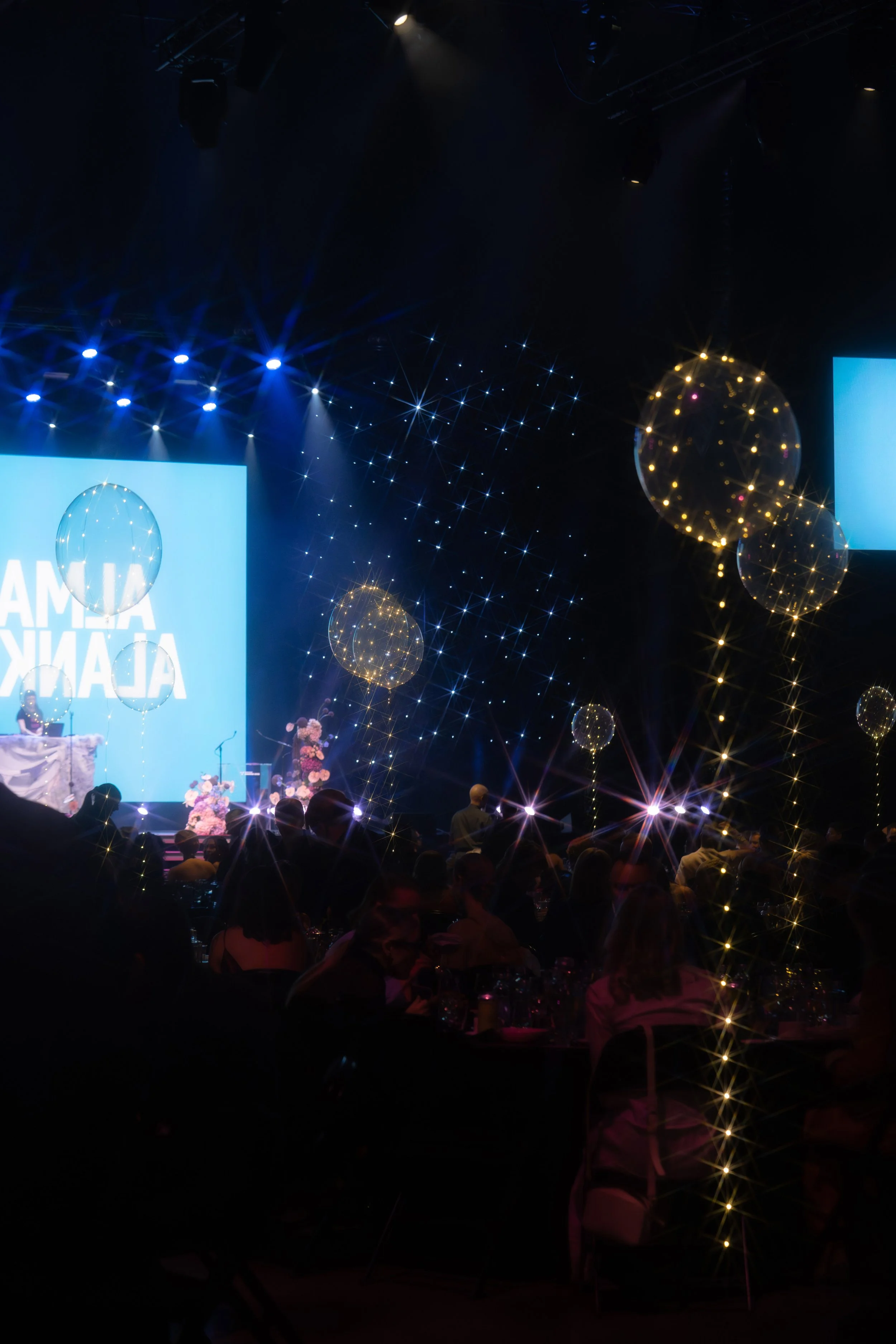 Alma Alanko esiintymässä tubecon awardsissa turun logomossa