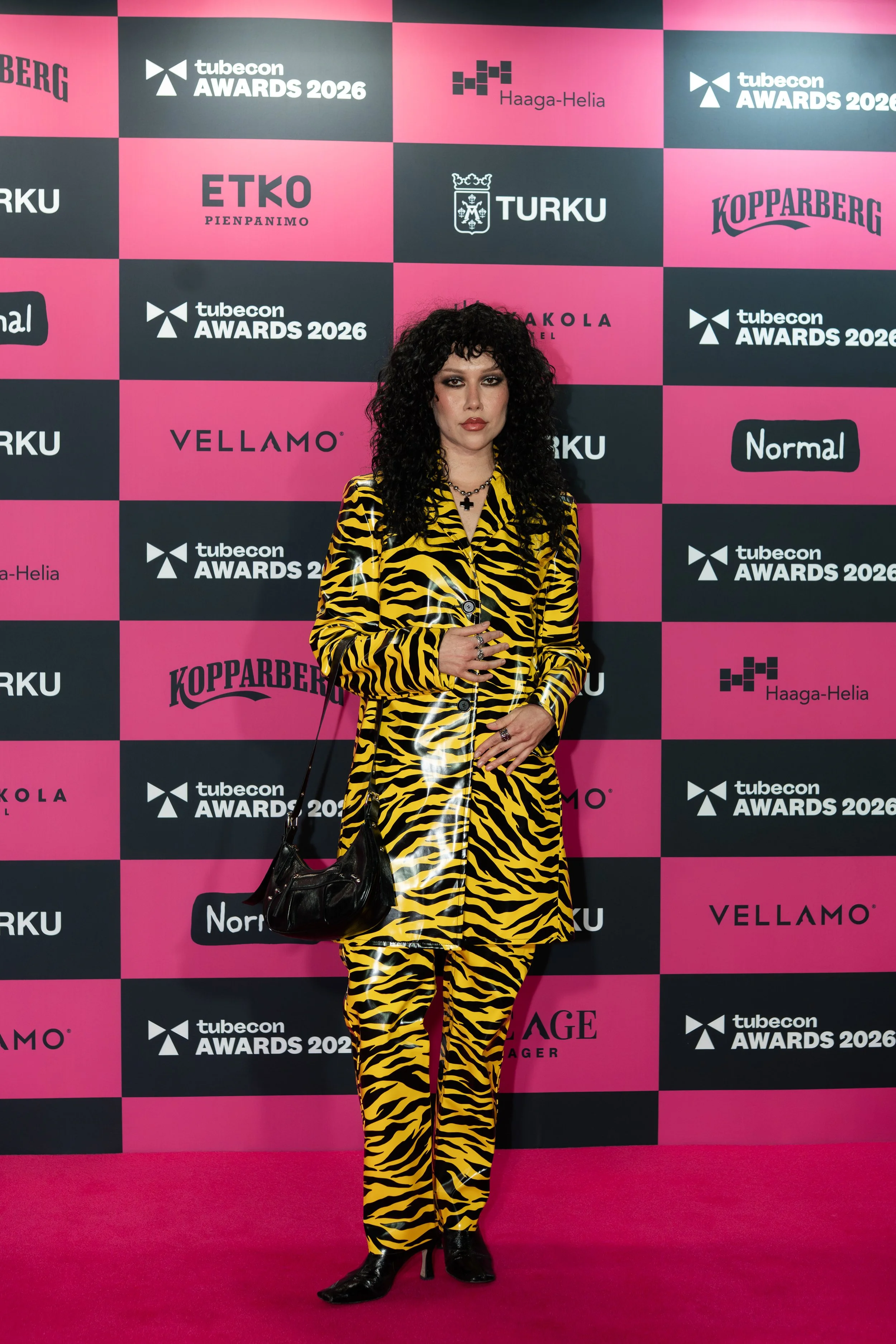 sini laitinen tubecon awardsin punaisella matolla raidallisessa nahkaisessa asukokonaisuudessaan. 