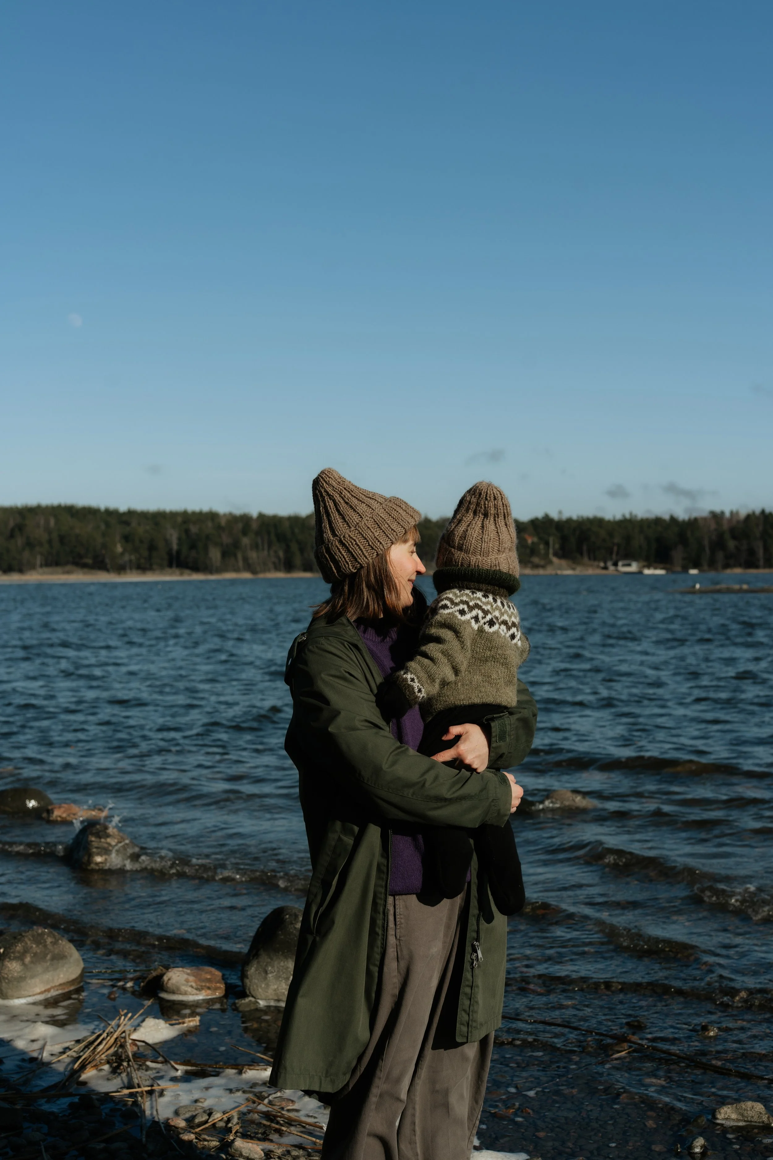 Luonnollinen perhekuvaus Turussa Ruissalossa Kolkannokassa merenrannalla.