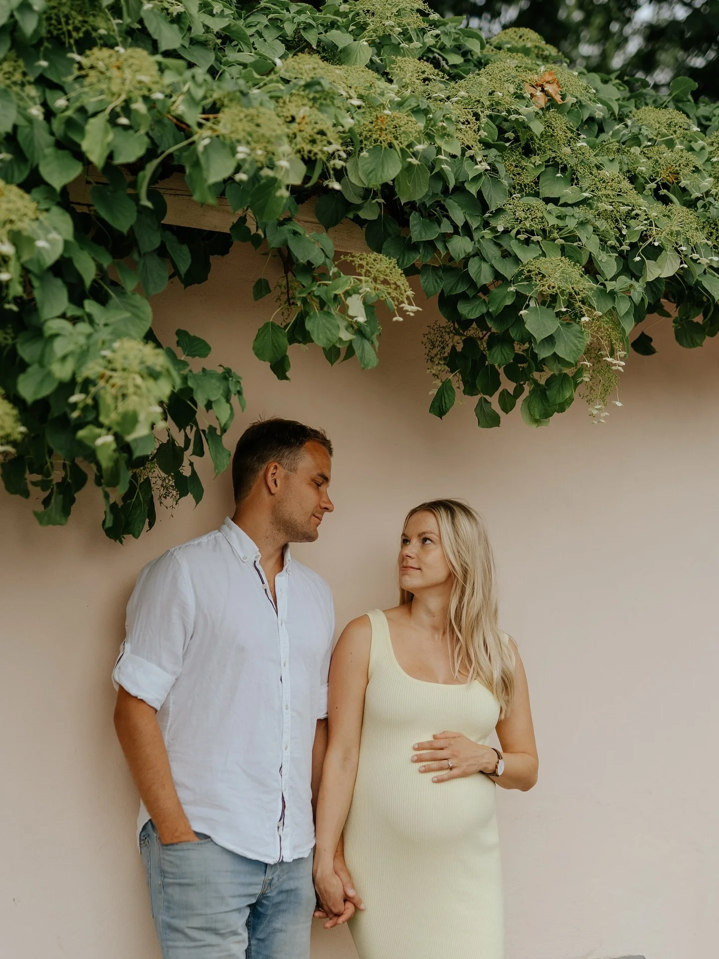 Olen saanut ikuistaa t&auml;n&auml; vuonna enn&auml;tysm&auml;&auml;r&auml;n odotusajan kuvia! 🥹🤰🏽 Jokainen galleria on ollut t&auml;ysin omanlaisensa ja suunniteltu yhdess&auml; kunkin asiakkaan mieltymysten mukaan. My&ouml;s kuvauksiin valitut m