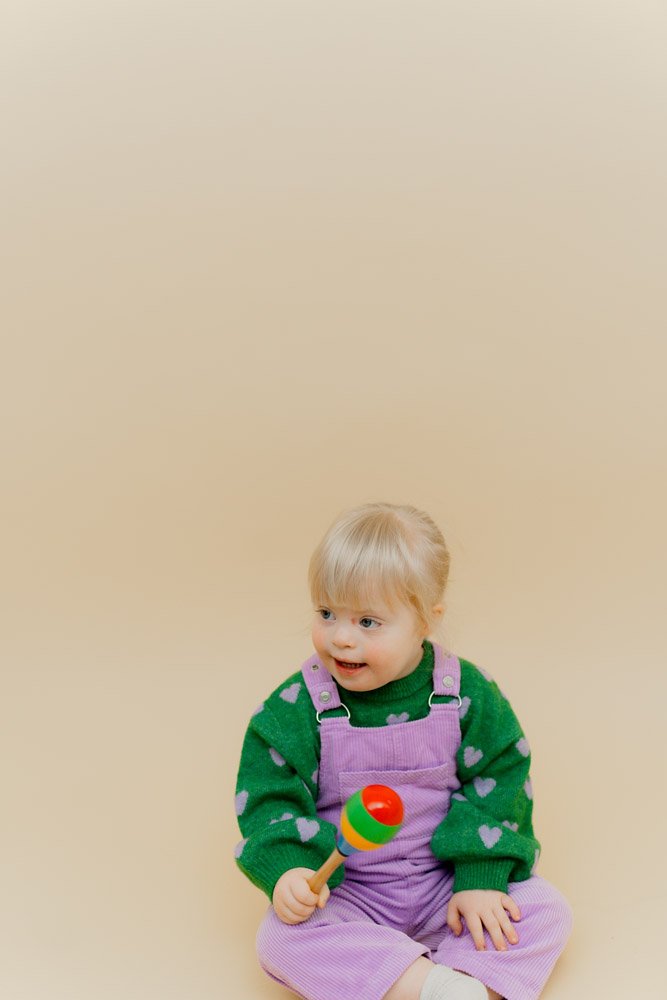 Rento ja värikäs lapsikuvaus Turussa studiolla. 