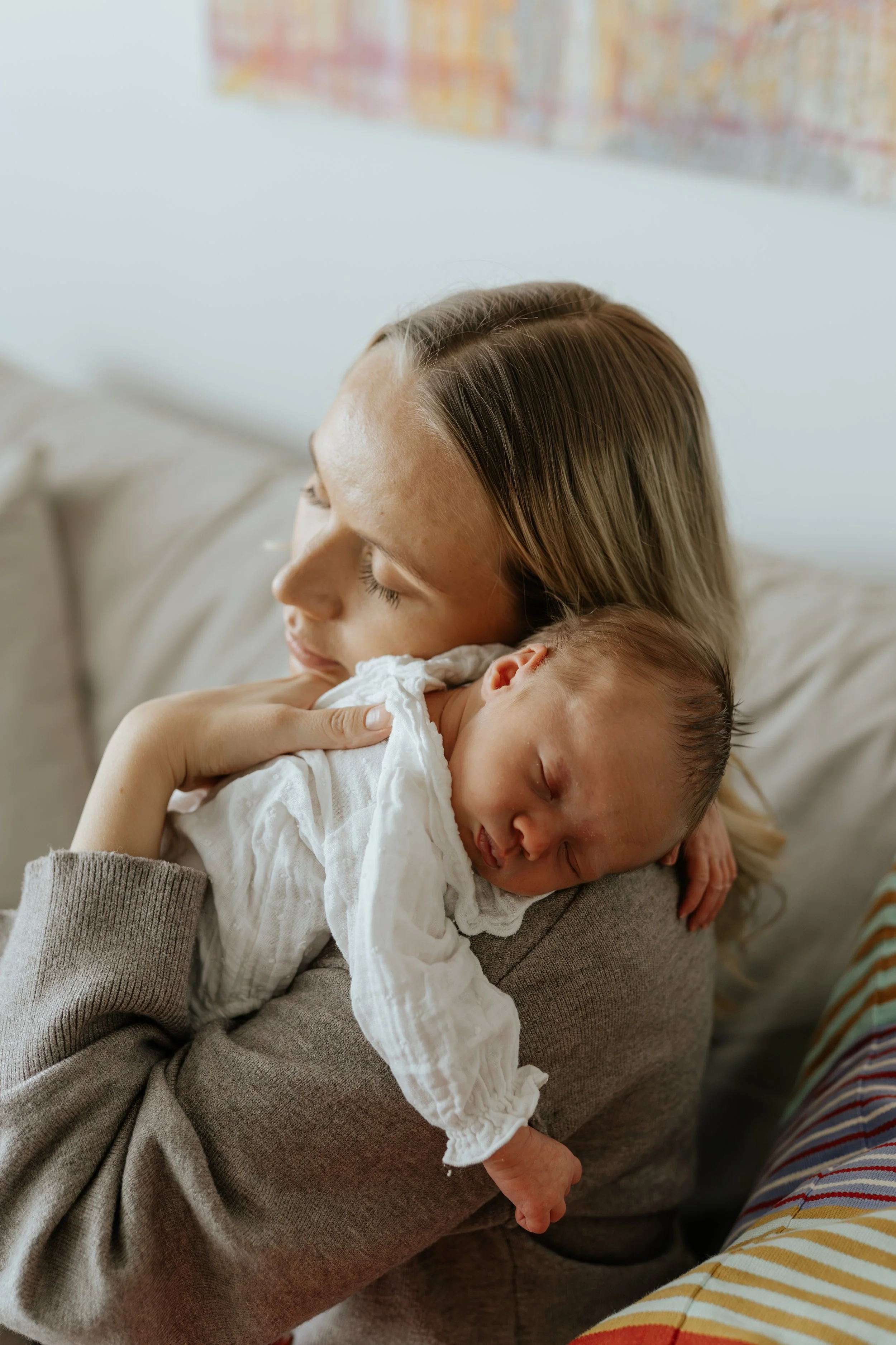 Herkkä perhekuvaus kodin lämmössä.